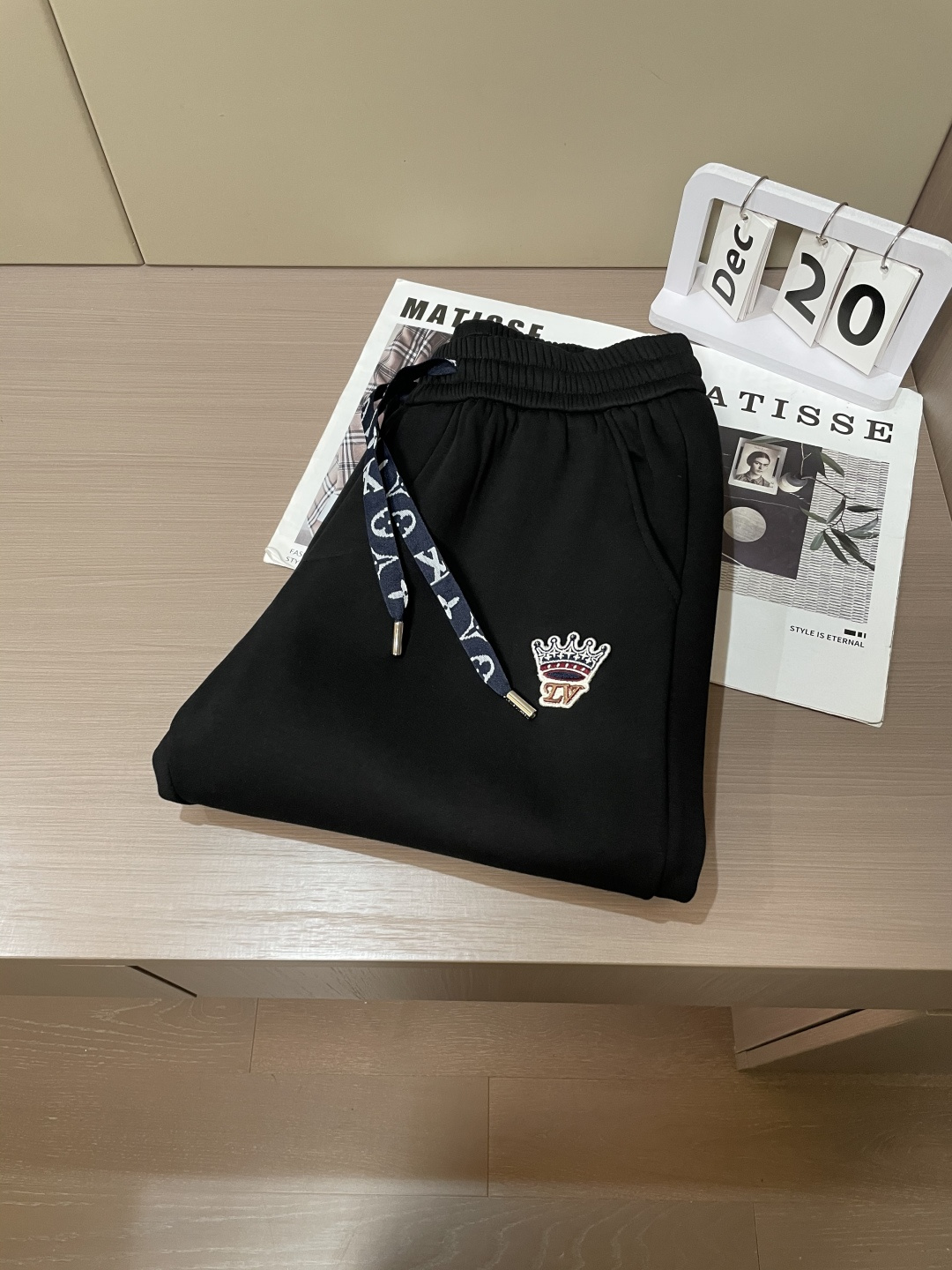 Lv 2025秋冬最新休闲裤 内里加绒，非常保暖！版型超赞，能很好的修复各种腿型，非常个性！柔软排汗，舒