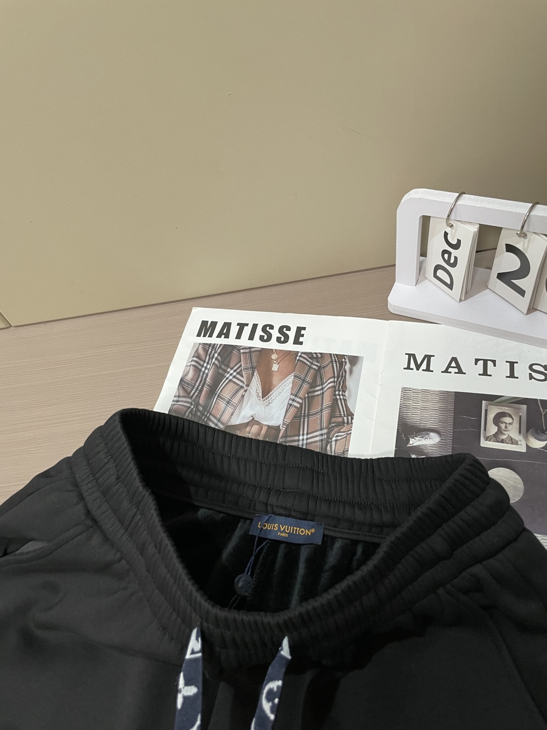 Lv 2025秋冬最新休闲裤 内里加绒，非常保暖！版型超赞，能很好的修复各种腿型，非常个性！柔软排汗，舒