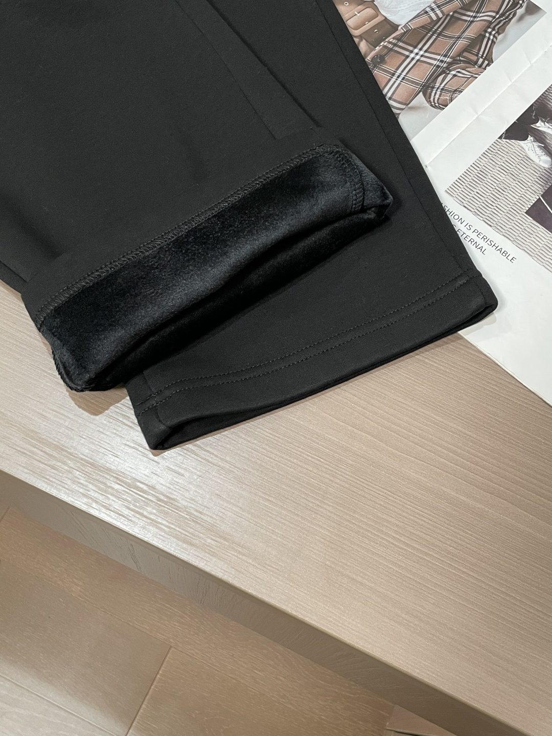 Lv 2025秋冬最新休闲裤 内里加绒，非常保暖！版型超赞，能很好的修复各种腿型，非常个性！柔软排汗，舒