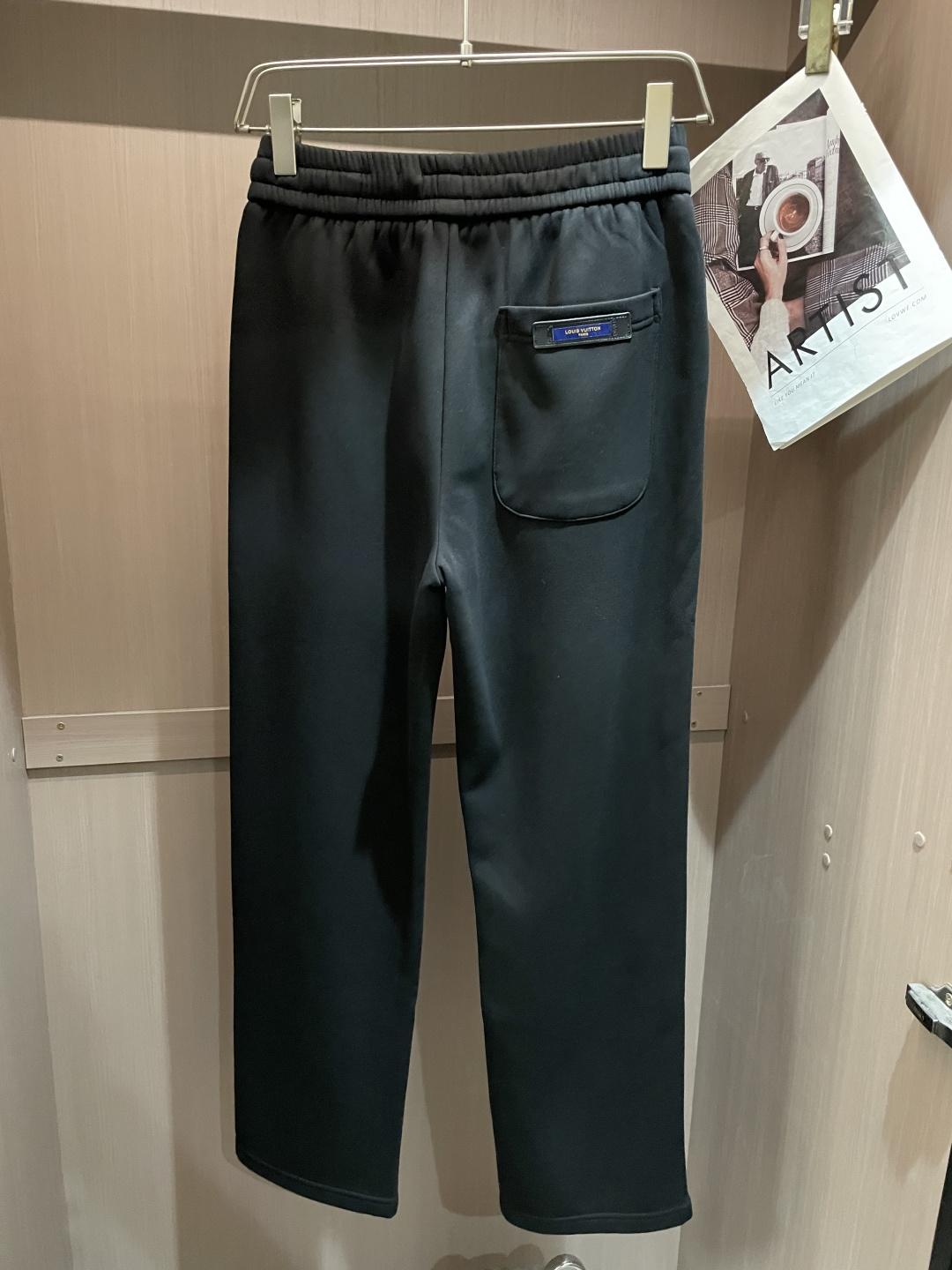 Lv 2025秋冬最新休闲裤 内里加绒，非常保暖！版型超赞，能很好的修复各种腿型，非常个性！柔软排汗，舒