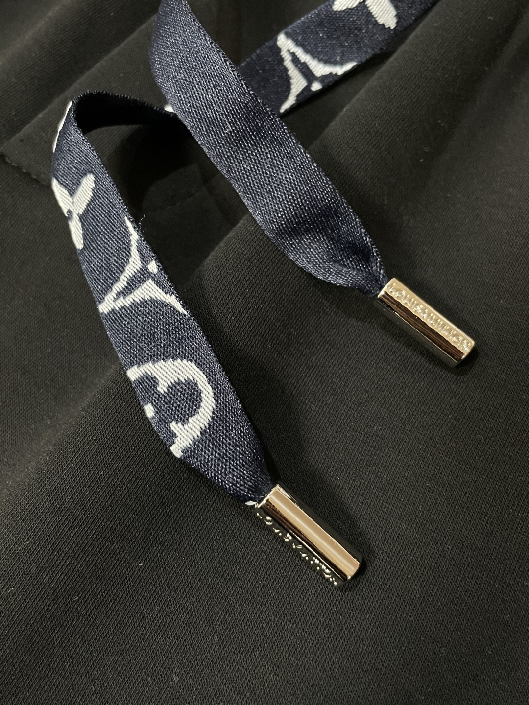 Lv 2025秋冬最新休闲裤 内里加绒，非常保暖！版型超赞，能很好的修复各种腿型，非常个性！柔软排汗，舒