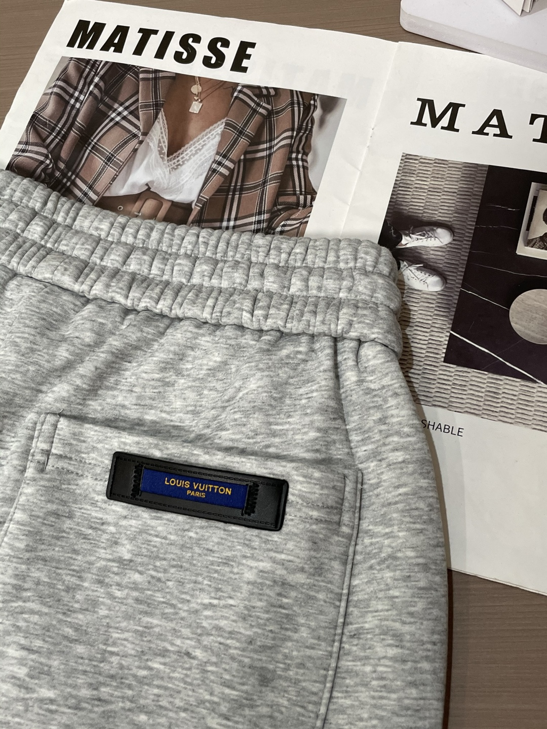 Lv 2025秋冬最新休闲裤 内里加绒，非常保暖！版型超赞，能很好的修复各种腿型，非常个性！柔软排汗，舒
