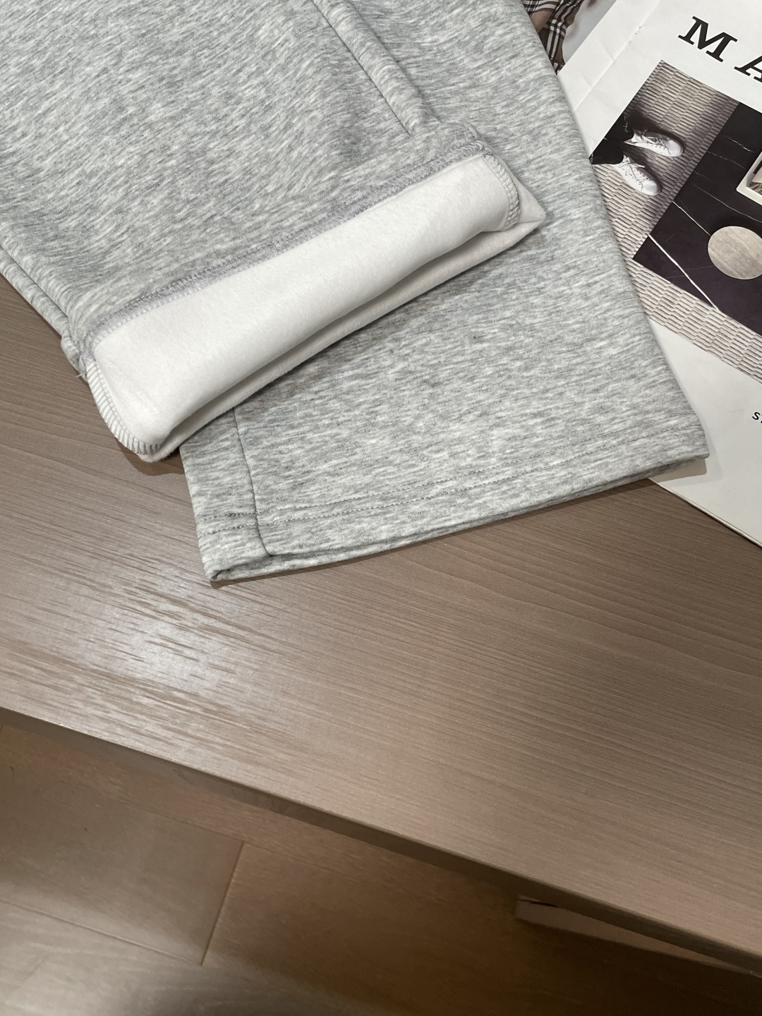 Lv 2025秋冬最新休闲裤 内里加绒，非常保暖！版型超赞，能很好的修复各种腿型，非常个性！柔软排汗，舒