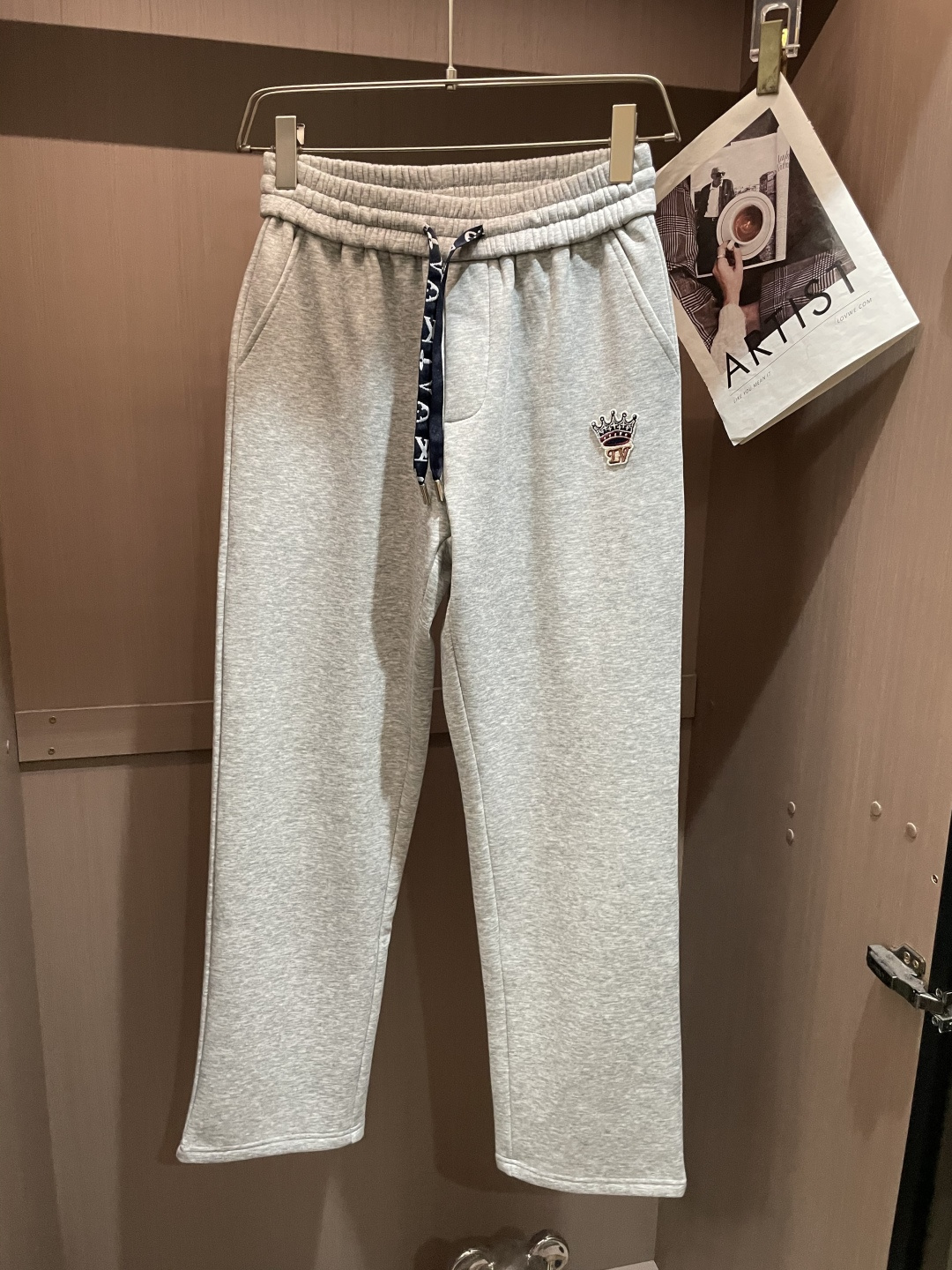 Lv 2025秋冬最新休闲裤 内里加绒，非常保暖！版型超赞，能很好的修复各种腿型，非常个性！柔软排汗，舒