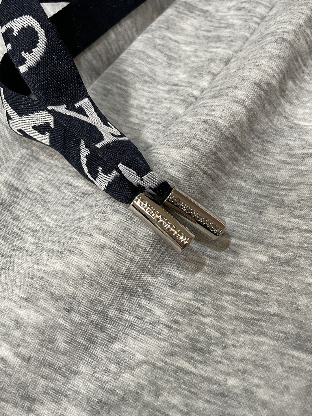 Lv 2025秋冬最新休闲裤 内里加绒，非常保暖！版型超赞，能很好的修复各种腿型，非常个性！柔软排汗，舒