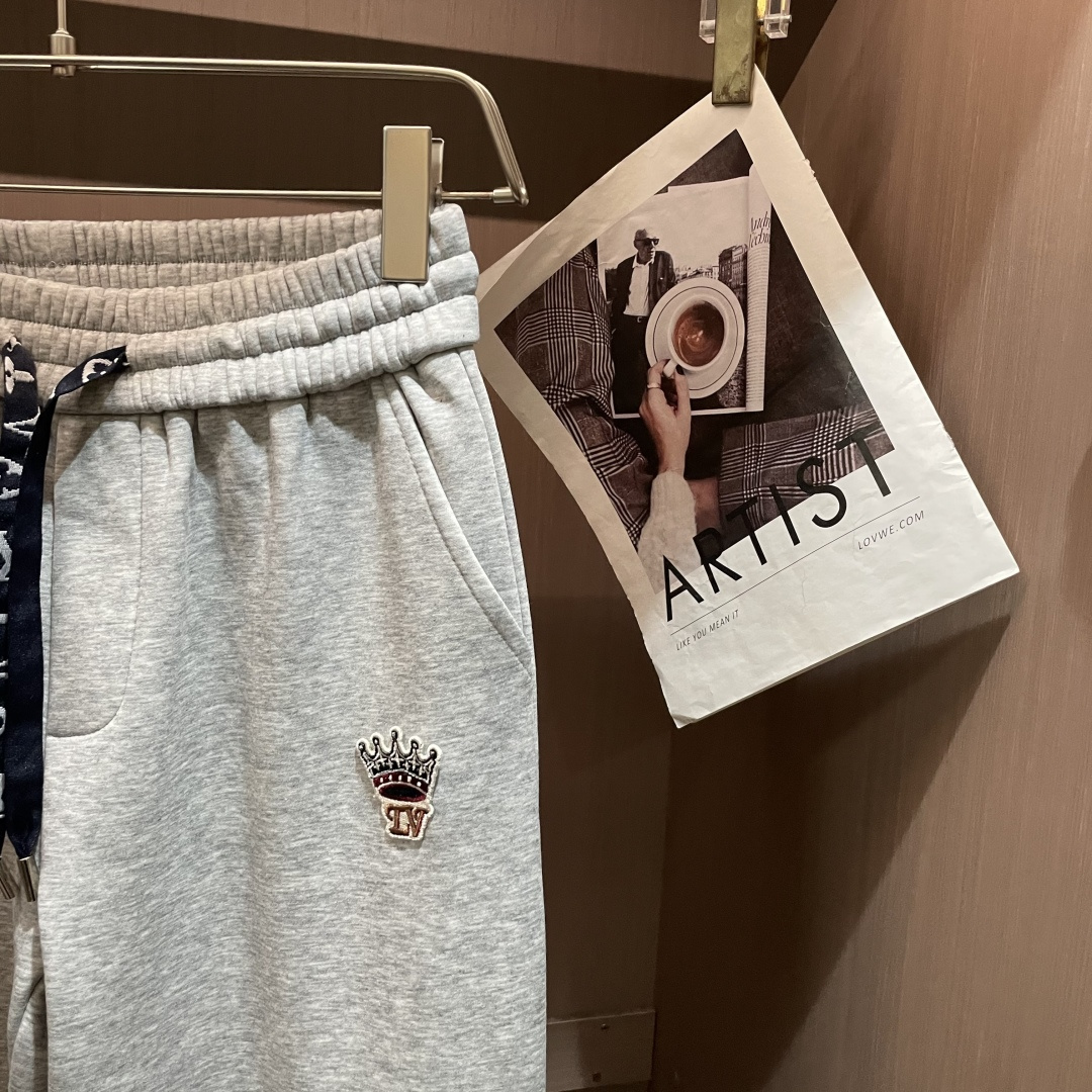 Lv 2025秋冬最新休闲裤 内里加绒，非常保暖！版型超赞，能很好的修复各种腿型，非常个性！柔软排汗，舒