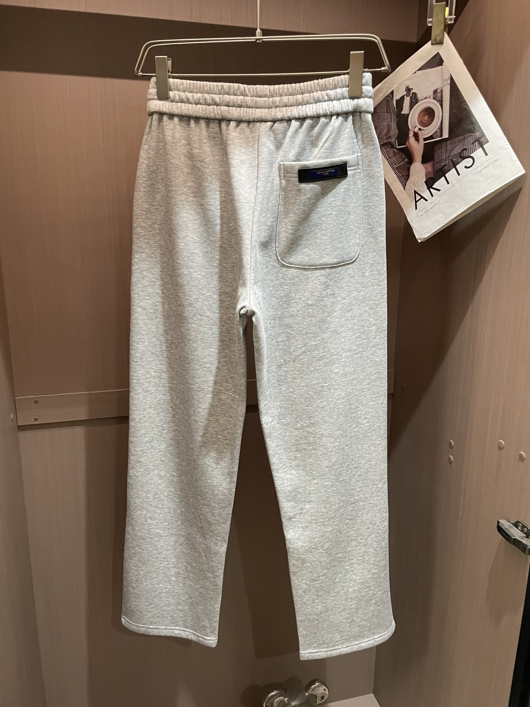 Lv 2025秋冬最新休闲裤 内里加绒，非常保暖！版型超赞，能很好的修复各种腿型，非常个性！柔软排汗，舒