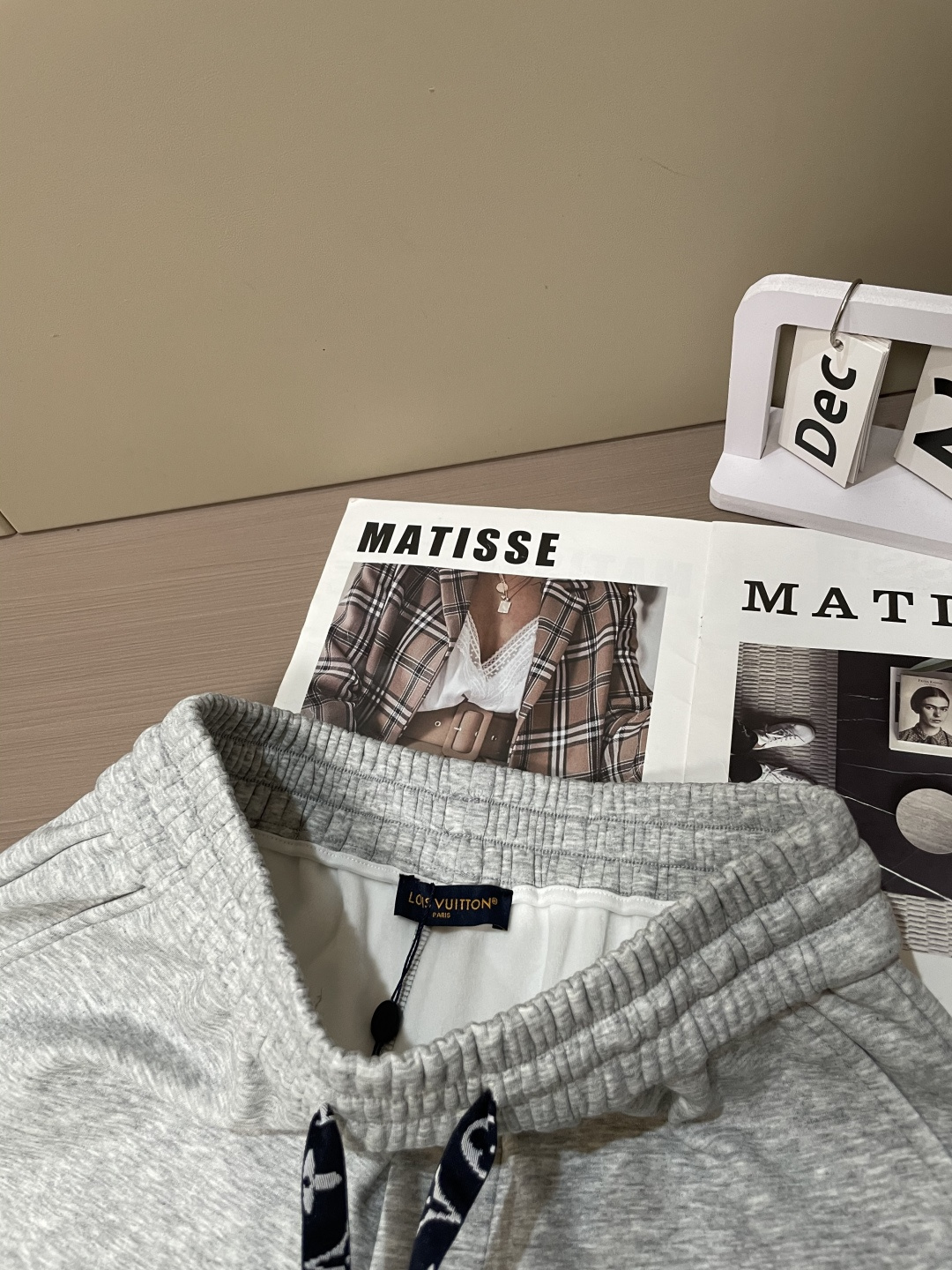 Lv 2025秋冬最新休闲裤 内里加绒，非常保暖！版型超赞，能很好的修复各种腿型，非常个性！柔软排汗，舒