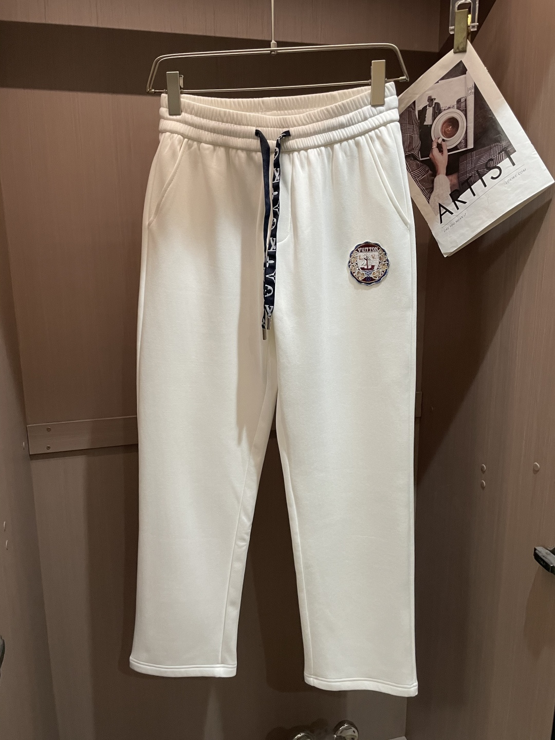 Lv 2025秋冬最新休闲裤 内里加绒，非常保暖！版型超赞，能很好的修复各种腿型，非常个性！柔软排汗，舒