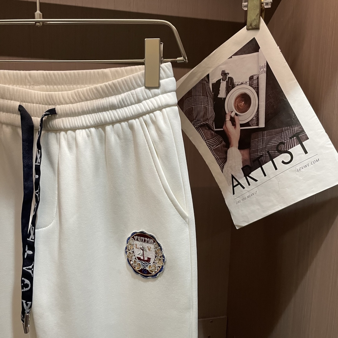 Lv 2025秋冬最新休闲裤 内里加绒，非常保暖！版型超赞，能很好的修复各种腿型，非常个性！柔软排汗，舒