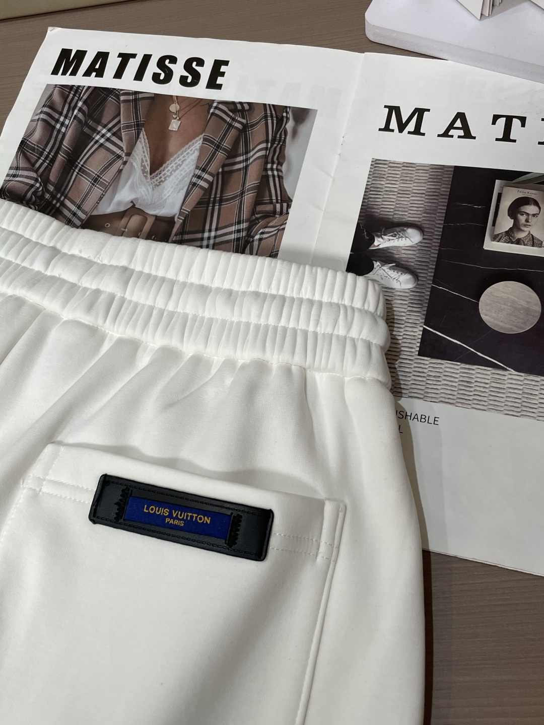 Lv 2025秋冬最新休闲裤 内里加绒，非常保暖！版型超赞，能很好的修复各种腿型，非常个性！柔软排汗，舒