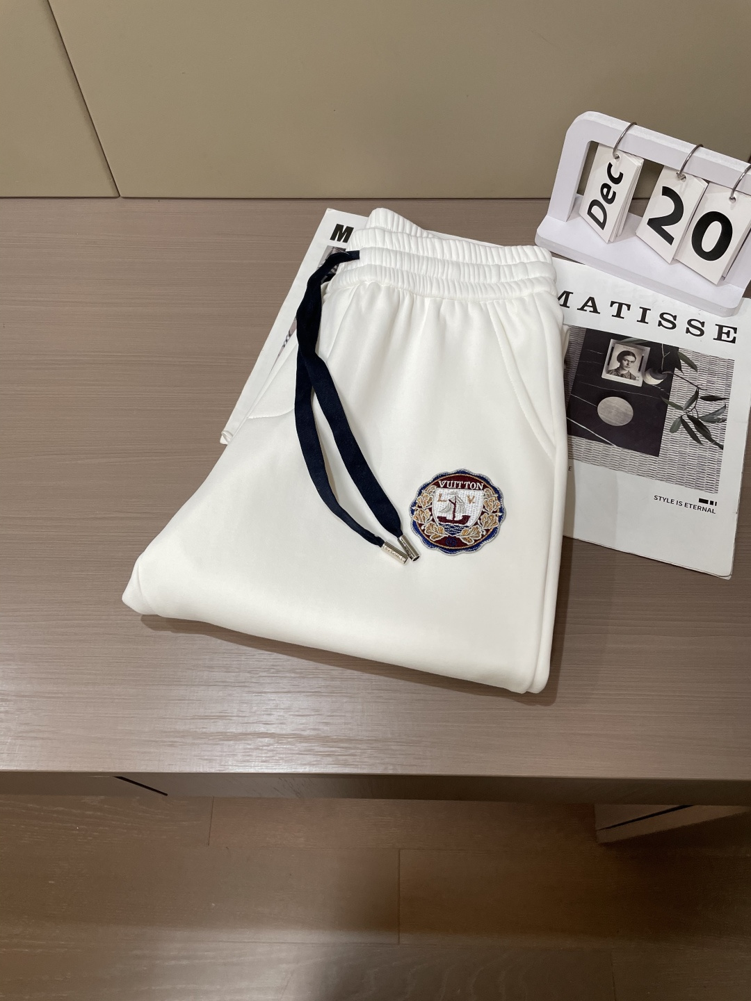 Lv 2025秋冬最新休闲裤 内里加绒，非常保暖！版型超赞，能很好的修复各种腿型，非常个性！柔软排汗，舒