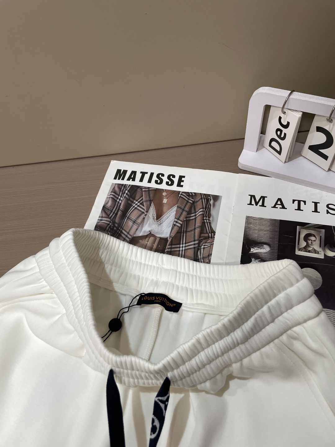 Lv 2025秋冬最新休闲裤 内里加绒，非常保暖！版型超赞，能很好的修复各种腿型，非常个性！柔软排汗，舒