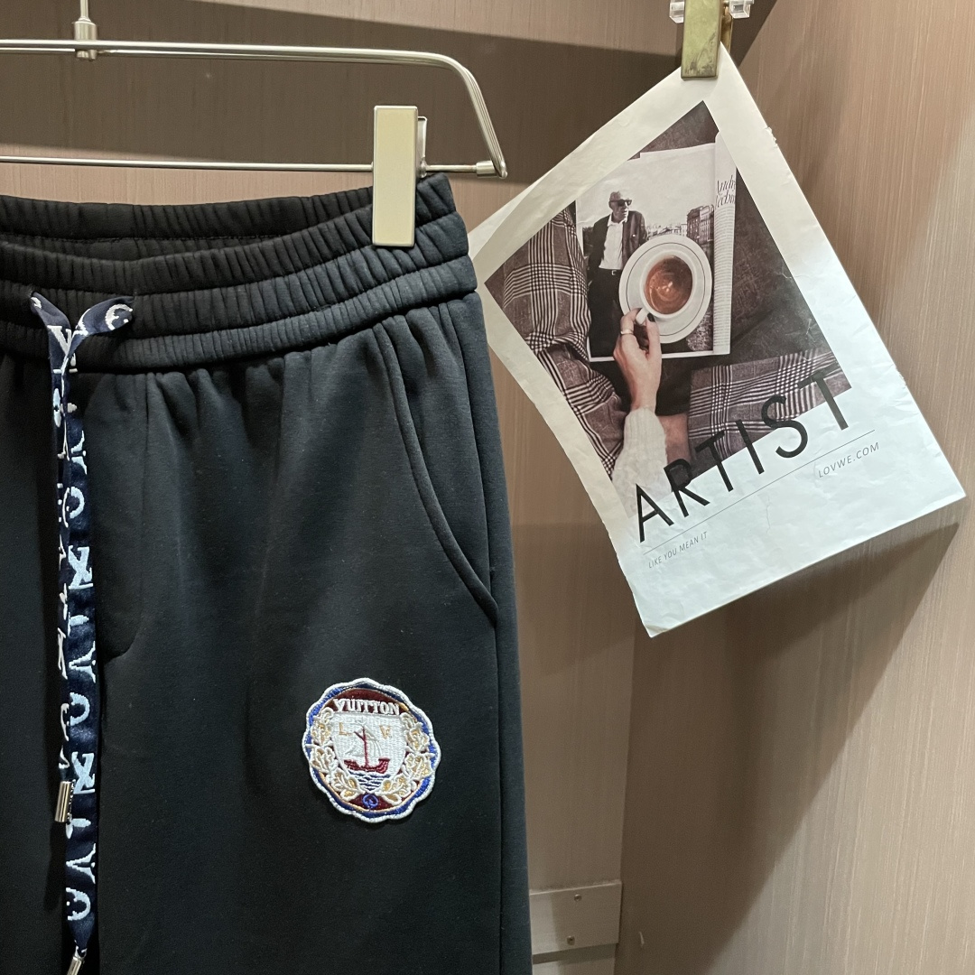 Lv 2025秋冬最新休闲裤 内里加绒，非常保暖！版型超赞，能很好的修复各种腿型，非常个性！柔软排汗，舒