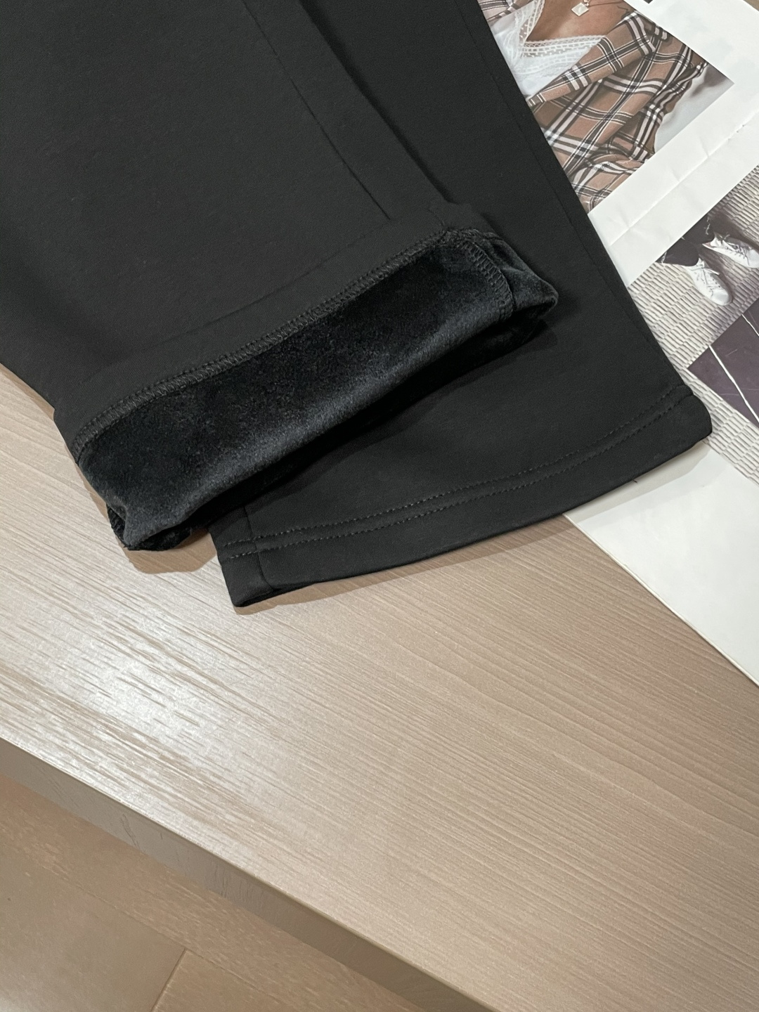 Lv 2025秋冬最新休闲裤 内里加绒，非常保暖！版型超赞，能很好的修复各种腿型，非常个性！柔软排汗，舒