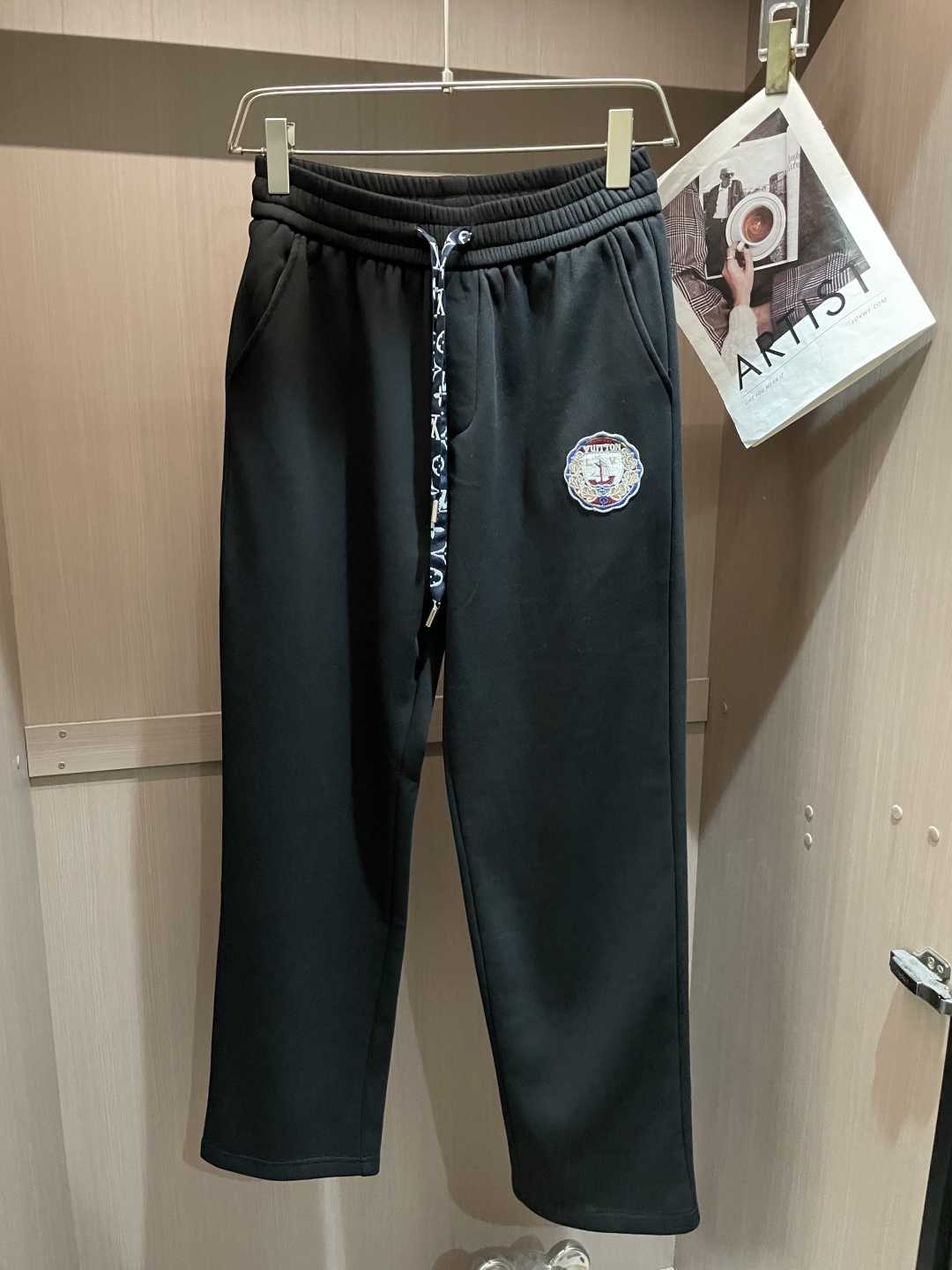 Lv 2025秋冬最新休闲裤 内里加绒，非常保暖！版型超赞，能很好的修复各种腿型，非常个性！柔软排汗，舒