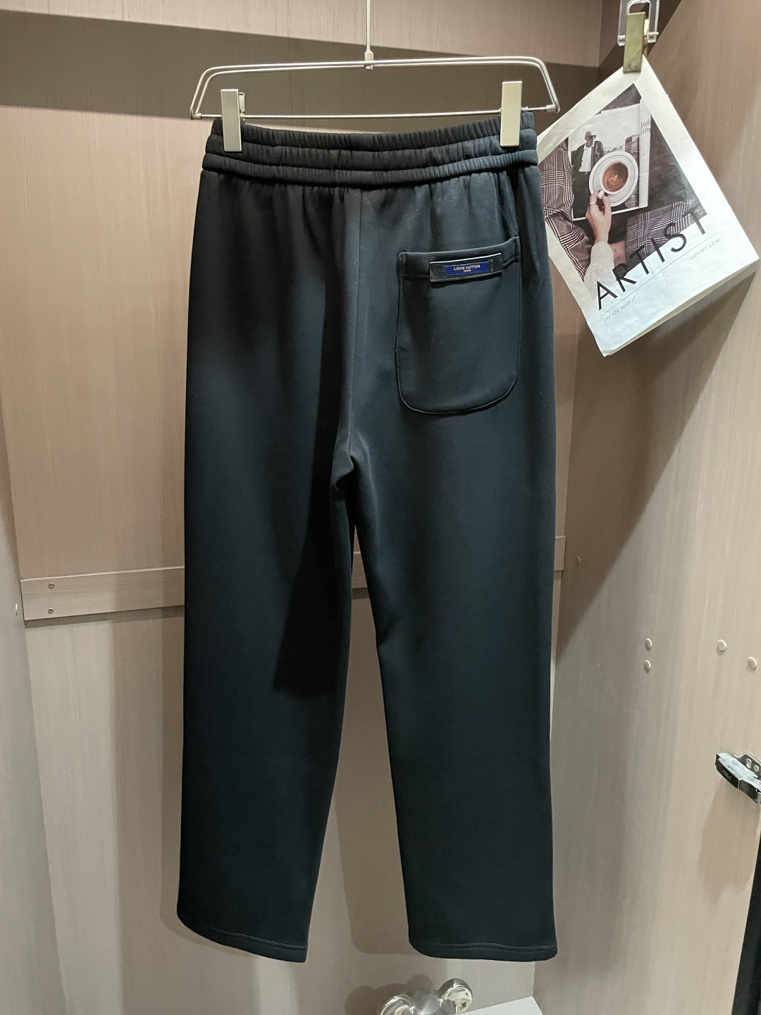 Lv 2025秋冬最新休闲裤 内里加绒，非常保暖！版型超赞，能很好的修复各种腿型，非常个性！柔软排汗，舒