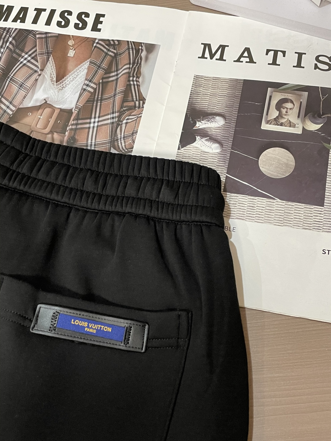 Lv 2025秋冬最新休闲裤 内里加绒，非常保暖！版型超赞，能很好的修复各种腿型，非常个性！柔软排汗，舒