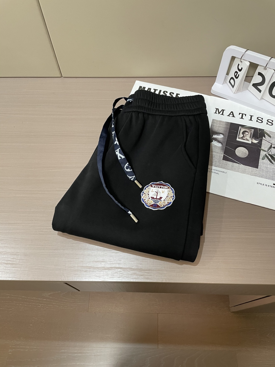 Lv 2025秋冬最新休闲裤 内里加绒，非常保暖！版型超赞，能很好的修复各种腿型，非常个性！柔软排汗，舒