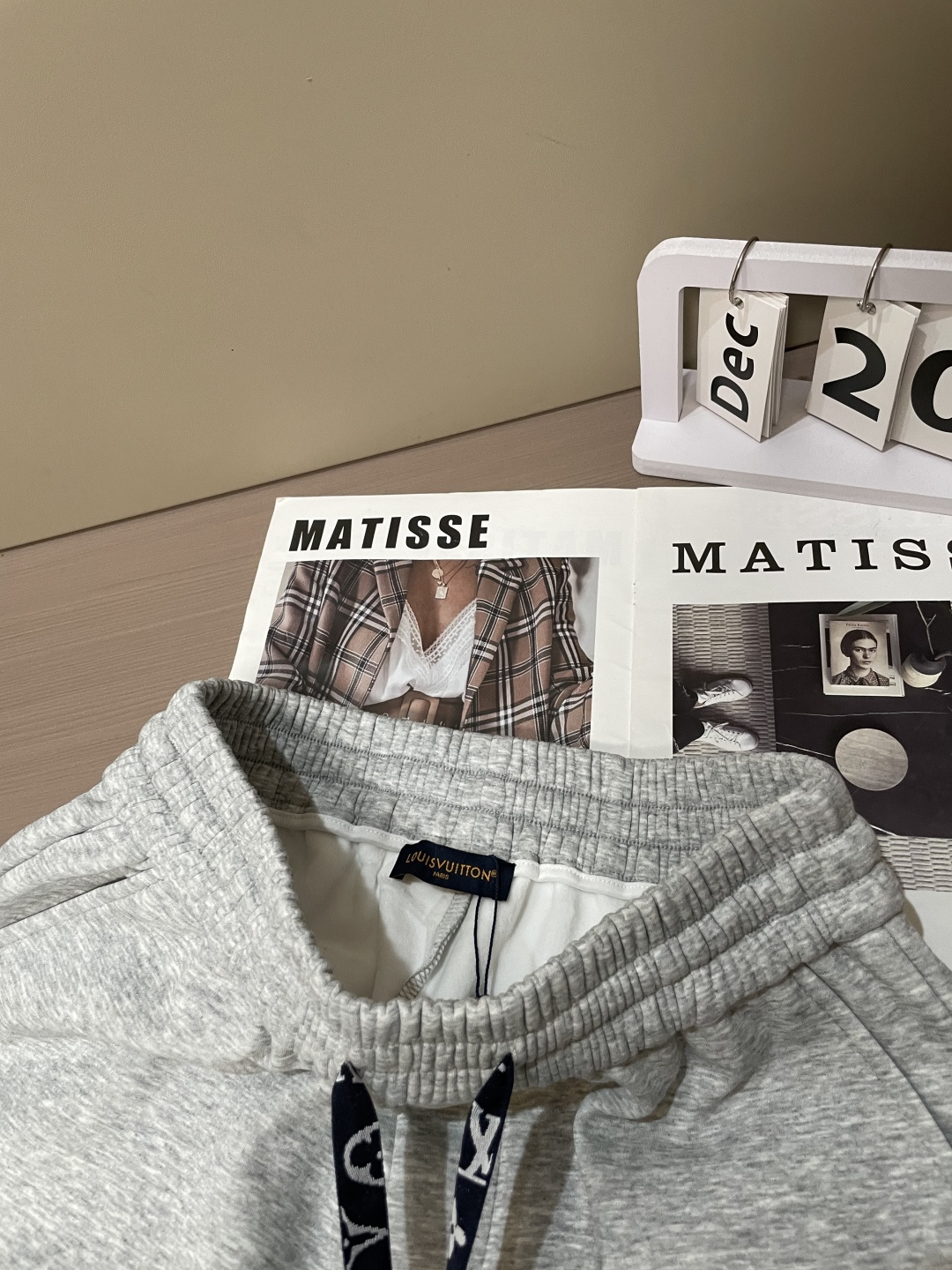 Lv 2025秋冬最新休闲裤 内里加绒，非常保暖！版型超赞，能很好的修复各种腿型，非常个性！柔软排汗，舒