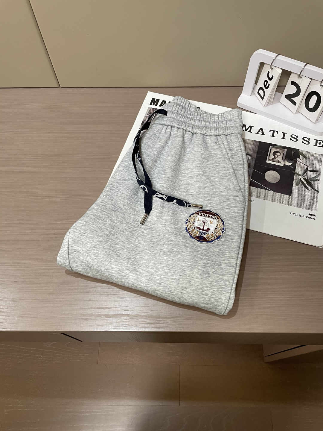 Lv 2025秋冬最新休闲裤 内里加绒，非常保暖！版型超赞，能很好的修复各种腿型，非常个性！柔软排汗，舒