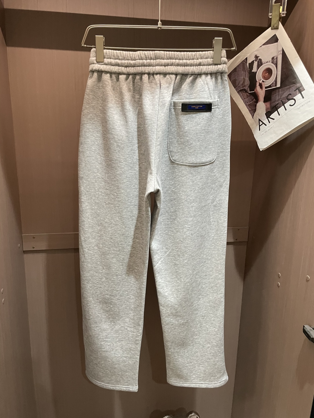 Lv 2025秋冬最新休闲裤 内里加绒，非常保暖！版型超赞，能很好的修复各种腿型，非常个性！柔软排汗，舒