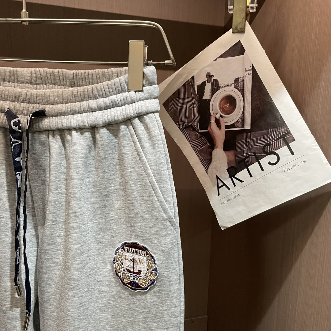 Lv 2025秋冬最新休闲裤 内里加绒，非常保暖！版型超赞，能很好的修复各种腿型，非常个性！柔软排汗，舒