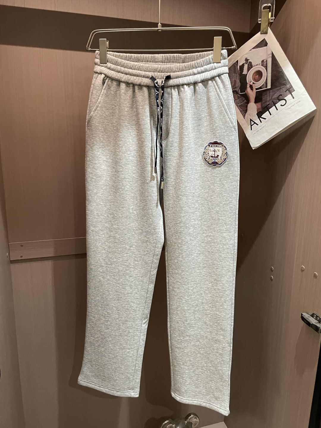 NO:683901,Lv's latest casual pants for autumn and winter 2025 are lined with velvet and are very warm!  The shape is great, it can repair various leg shapes very well, and it is very personalized!  Soft and sweat-wicking, extremely comfortable. The waistband of the trouser legs is customized with elastic elastic bands and original accessories details. The upper body is sporty, casual and fashionable, a must-have for leisure and travel. Sizes M-XXXL, Louis Vuitton,19860909Lv 2025秋冬最新休闲裤 内里加绒,非常保暖！版型超赞,能很好的修复各种腿型,非常个性！柔软排汗,舒适度极高.裤腿腰部订制松紧橡筋、原版辅料细节.上身运动休闲时尚,出街休闲、外出旅游必备. 尺码M-XXXL,,louis vuitton,,Men's clothing