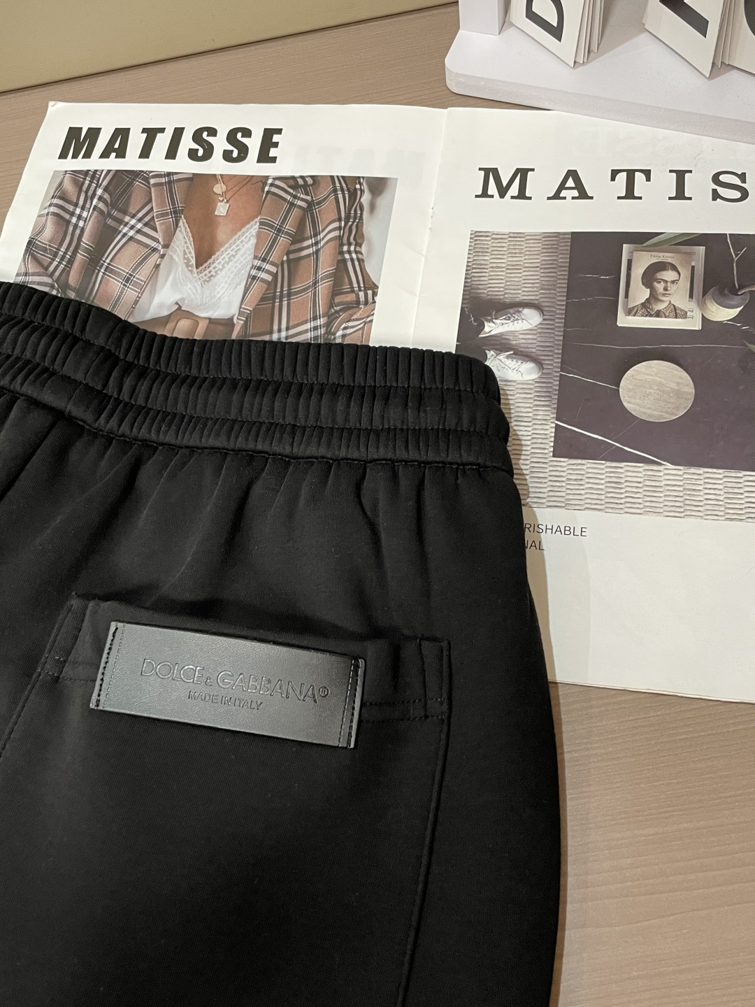 DG 2025秋冬最新休闲裤 内里加绒，非常保暖！版型超赞，能很好的修复各种腿型，非常个性！柔软排汗，舒