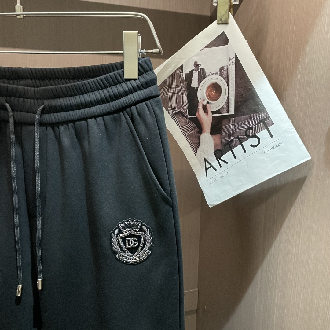 DG 2025秋冬最新休闲裤 内里加绒，非常保暖！版型超赞，能很好的修复各种腿型，非常个性！柔软排汗，舒