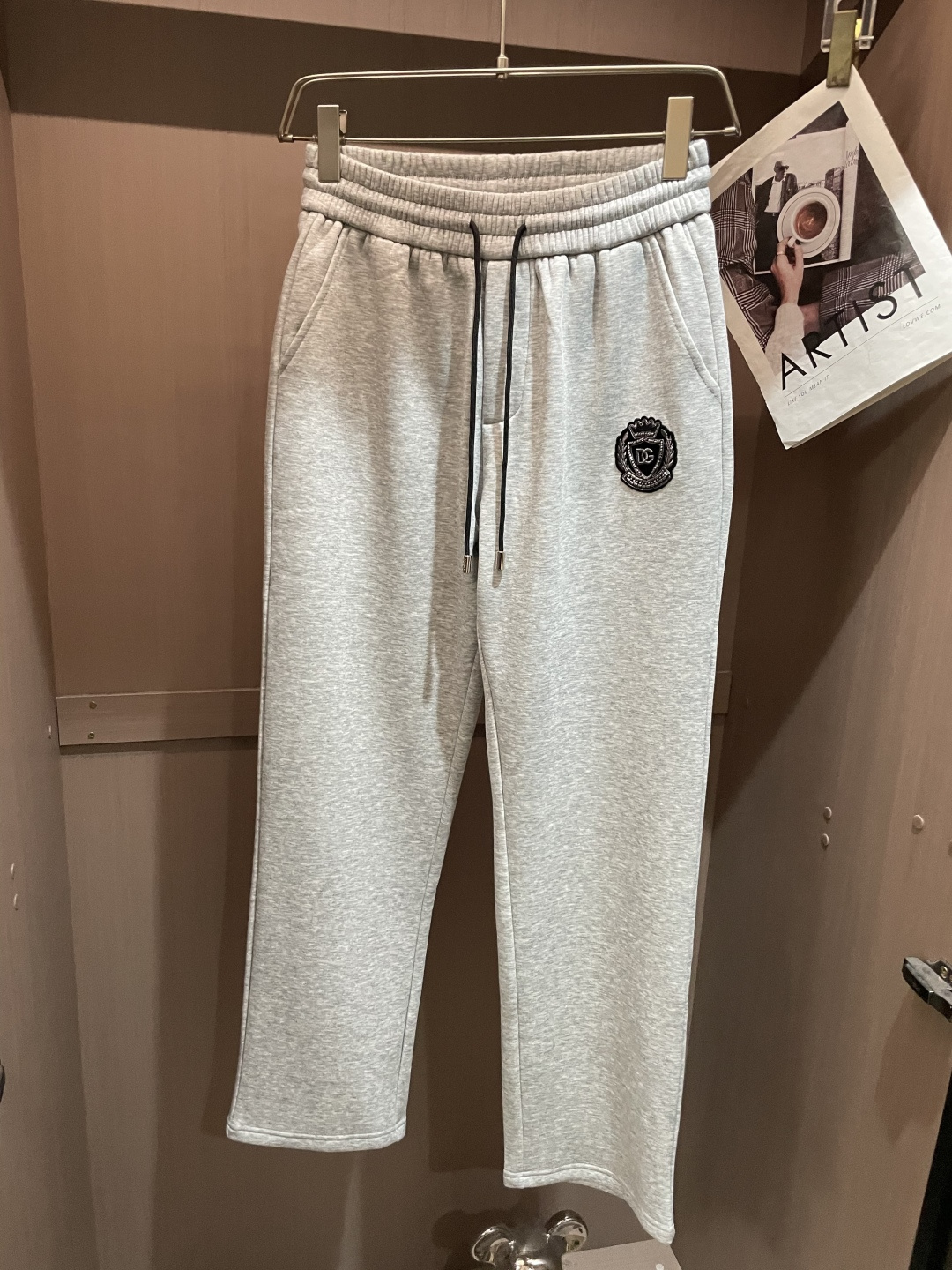 NO:683907,DG's latest casual pants for autumn and winter 2025 are lined with velvet and are very warm!  The shape is great, it can repair various leg shapes very well, and it is very personalized!  Soft and sweat-wicking, extremely comfortable. The waistband of the trouser legs is customized with elastic elastic bands and original accessories details. The upper body is sporty, casual and fashionable, a must-have for leisure and travel. Sizes M-XXXL,,19860909DG 2025秋冬最新休闲裤 内里加绒,非常保暖！版型超赞,能很好的修复各种腿型,非常个性！柔软排汗,舒适度极高.裤腿腰部订制松紧橡筋、原版辅料细节.上身运动休闲时尚,出街休闲、外出旅游必备. 尺码M-XXXL,,,Men's clothing