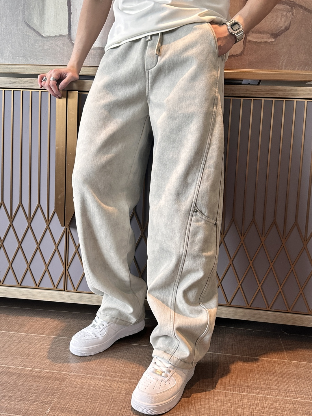 NO:683924,Arc'teryx 2025 autumn and winter latest series of men's thickened casual pants!  It's lined with velvet and is very warm, so those in the north should quickly prepare it!  Made of customer-supplied elastic soft cotton material, soft and delicate, and feels great!  The brand style is clear at a glance!  Minimalist design, no extra exaggerated elements to declare victory, fine details, original custom-made hardware accessories, just the right thickness, easy to control in all weathers, classic color upper body, very energetic, multiple styles of wear, casual business, daily life, fashion trends can be controlled!  The overall style and fashion sense are extremely outstanding, bringing extraordinary clothing taste!  Size M-XXXL,arc'teryx,19860909始祖鸟 2025秋冬最新系列男士加厚休闲裤！ 内里加绒,非常保暖,北方的宝子们赶紧备上！ 采用客供弹力柔棉材质,柔软细腻,手感绝佳！品牌格调一览无余！极简主义设计,没有多余浮夸的元素来宣兵夺主,细节做工精细,五金配件原版定制,厚薄程度也是恰到好处,轻松驾驭各种天气,经典颜色上身很显精气神,多种风格穿搭,休闲商务、日常生活、时尚潮流均可驾驭！整体不论是档次还是时尚感都是极为出色的,带来非凡的衣着品味！ 尺码M-XXXL,arc'teryx,,Men's clothing