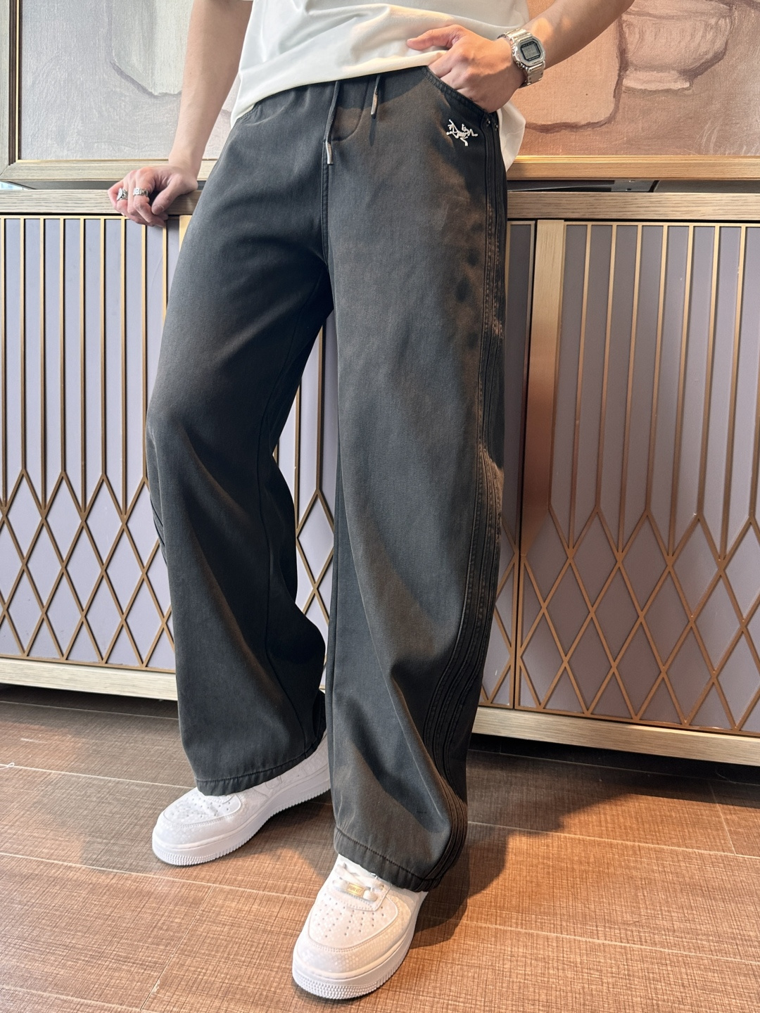 NO:683929,Arc'teryx 2025 autumn and winter latest series of men's thickened casual pants!  It's lined with velvet and is very warm, so those in the north should quickly prepare it!  Made of customer-supplied elastic soft cotton material, soft and delicate, and feels great!  The brand style is clear at a glance!  Minimalist design, no extra exaggerated elements to declare victory, fine details, original custom-made hardware accessories, just the right thickness, easy to control in all weathers, classic color upper body, very energetic, multiple styles of wear, casual business, daily life, fashion trends can be controlled!  The overall style and fashion sense are extremely outstanding, bringing extraordinary clothing taste!  Size 28-36,arc'teryx,19860909始祖鸟 2025秋冬最新系列男士加厚休闲裤！ 内里加绒,非常保暖,北方的宝子们赶紧备上！ 采用客供弹力柔棉材质,柔软细腻,手感绝佳！品牌格调一览无余！极简主义设计,没有多余浮夸的元素来宣兵夺主,细节做工精细,五金配件原版定制,厚薄程度也是恰到好处,轻松驾驭各种天气,经典颜色上身很显精气神,多种风格穿搭,休闲商务、日常生活、时尚潮流均可驾驭！整体不论是档次还是时尚感都是极为出色的,带来非凡的衣着品味！ 尺码28-36,arc'teryx,,Men's clothing