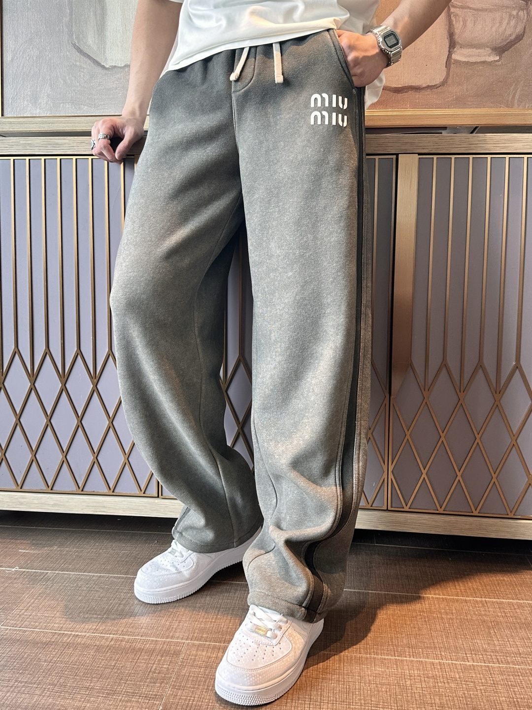 NO:683934,miumiu 2025 autumn and winter latest series of men's thickened casual pants!  It's lined with velvet and is very warm, so those in the north should quickly prepare it!  Made of customer-supplied elastic soft cotton material, soft and delicate, and feels great!  The brand style is clear at a glance!  Minimalist design, no extra exaggerated elements to declare victory, fine details, original custom-made hardware accessories, just the right thickness, easy to control in all weathers, classic color upper body, very energetic, multiple styles of wear, casual business, daily life, fashion trends can be controlled!  The overall style and fashion sense are extremely outstanding, bringing extraordinary clothing taste!  Size M-XXXL,,miumiu,19860909miumiu 2025秋冬最新系列男士加厚休闲裤！ 内里加绒,非常保暖,北方的宝子们赶紧备上！ 采用客供弹力柔棉材质,柔软细腻,手感绝佳！品牌格调一览无余！极简主义设计,没有多余浮夸的元素来宣兵夺主,细节做工精细,五金配件原版定制,厚薄程度也是恰到好处,轻松驾驭各种天气,经典颜色上身很显精气神,多种风格穿搭,休闲商务、日常生活、时尚潮流均可驾驭！整体不论是档次还是时尚感都是极为出色的,带来非凡的衣着品味！ 尺码M-XXXL,,miumiu,,Men's clothing