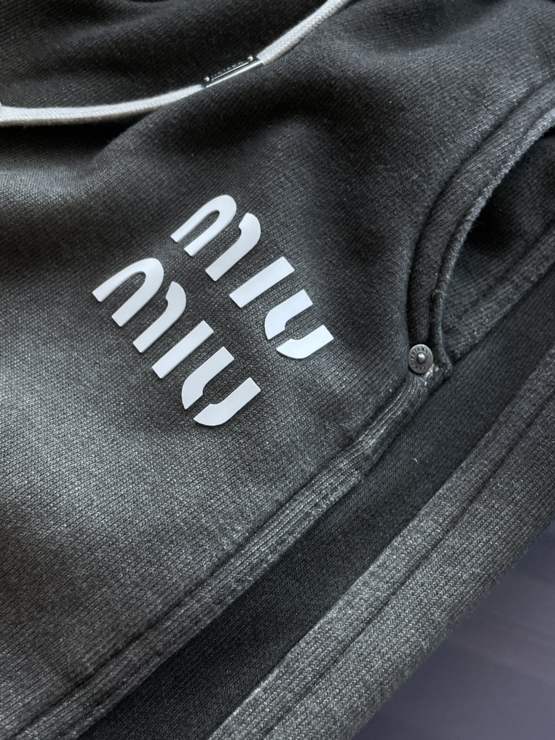 miumiu 2025秋冬最新系列男士加厚休闲裤！内里加绒，非常保暖，北方的宝子们赶紧备上！采用客供弹力