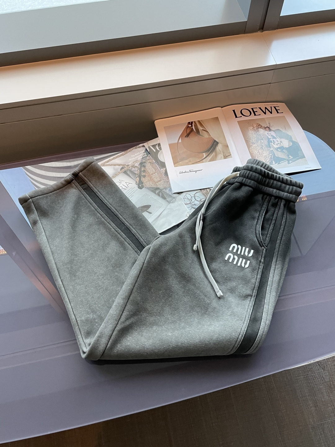 miumiu 2025秋冬最新系列男士加厚休闲裤！内里加绒，非常保暖，北方的宝子们赶紧备上！采用客供弹力