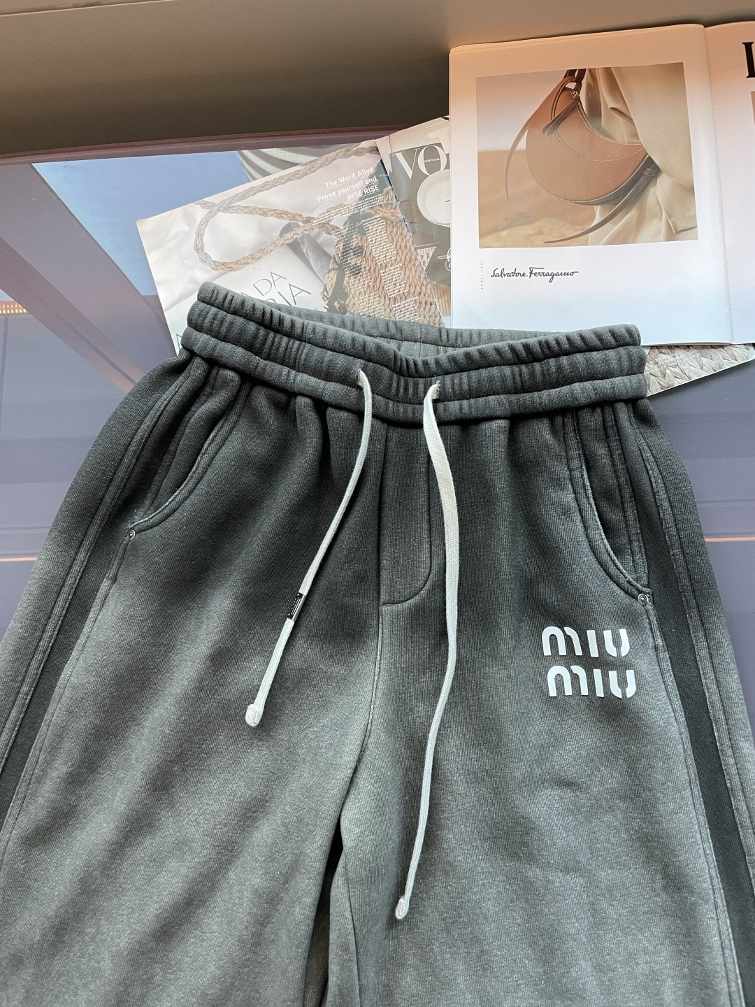 miumiu 2025秋冬最新系列男士加厚休闲裤！内里加绒，非常保暖，北方的宝子们赶紧备上！采用客供弹力