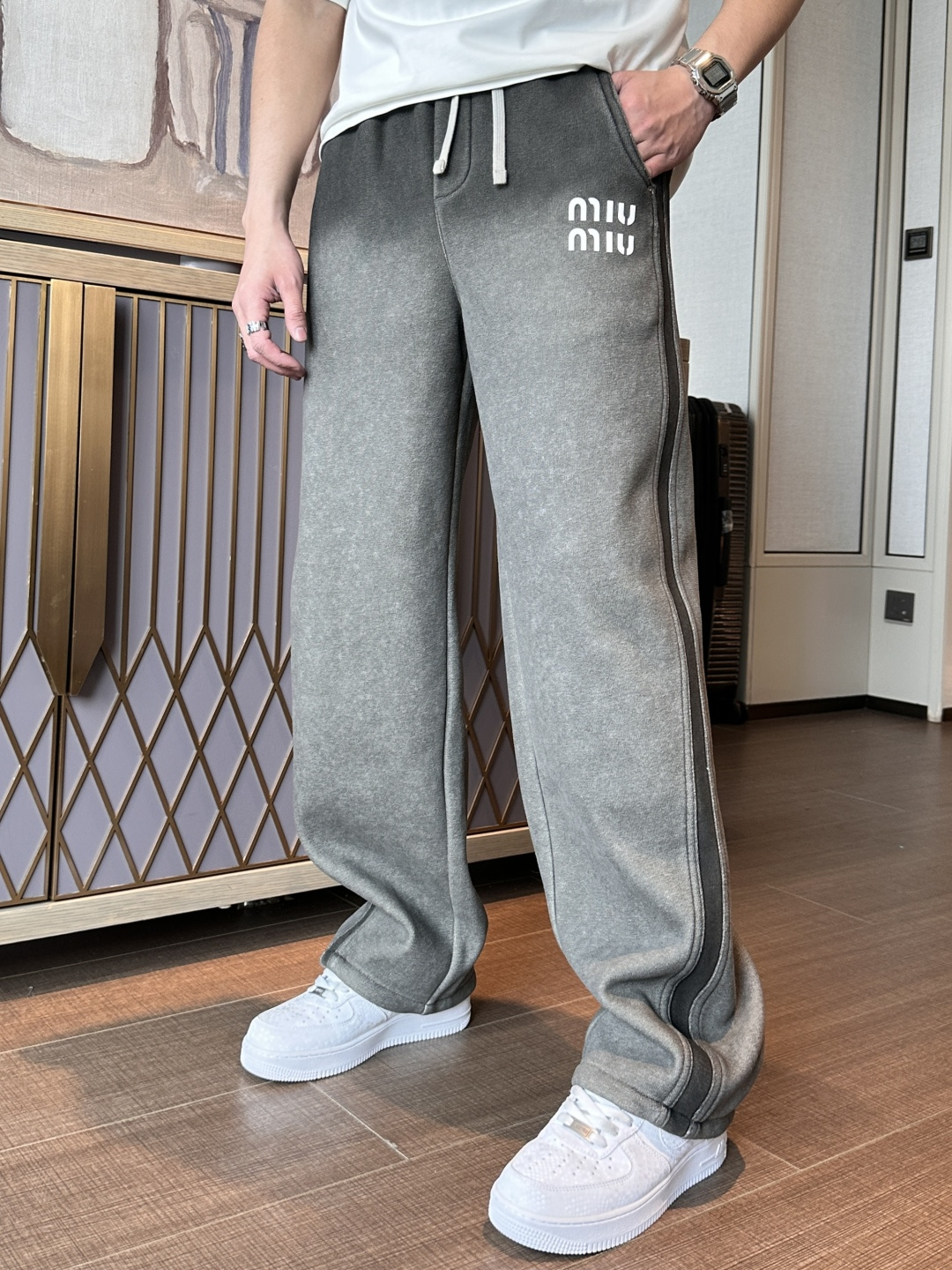 miumiu 2025秋冬最新系列男士加厚休闲裤！内里加绒，非常保暖，北方的宝子们赶紧备上！采用客供弹力