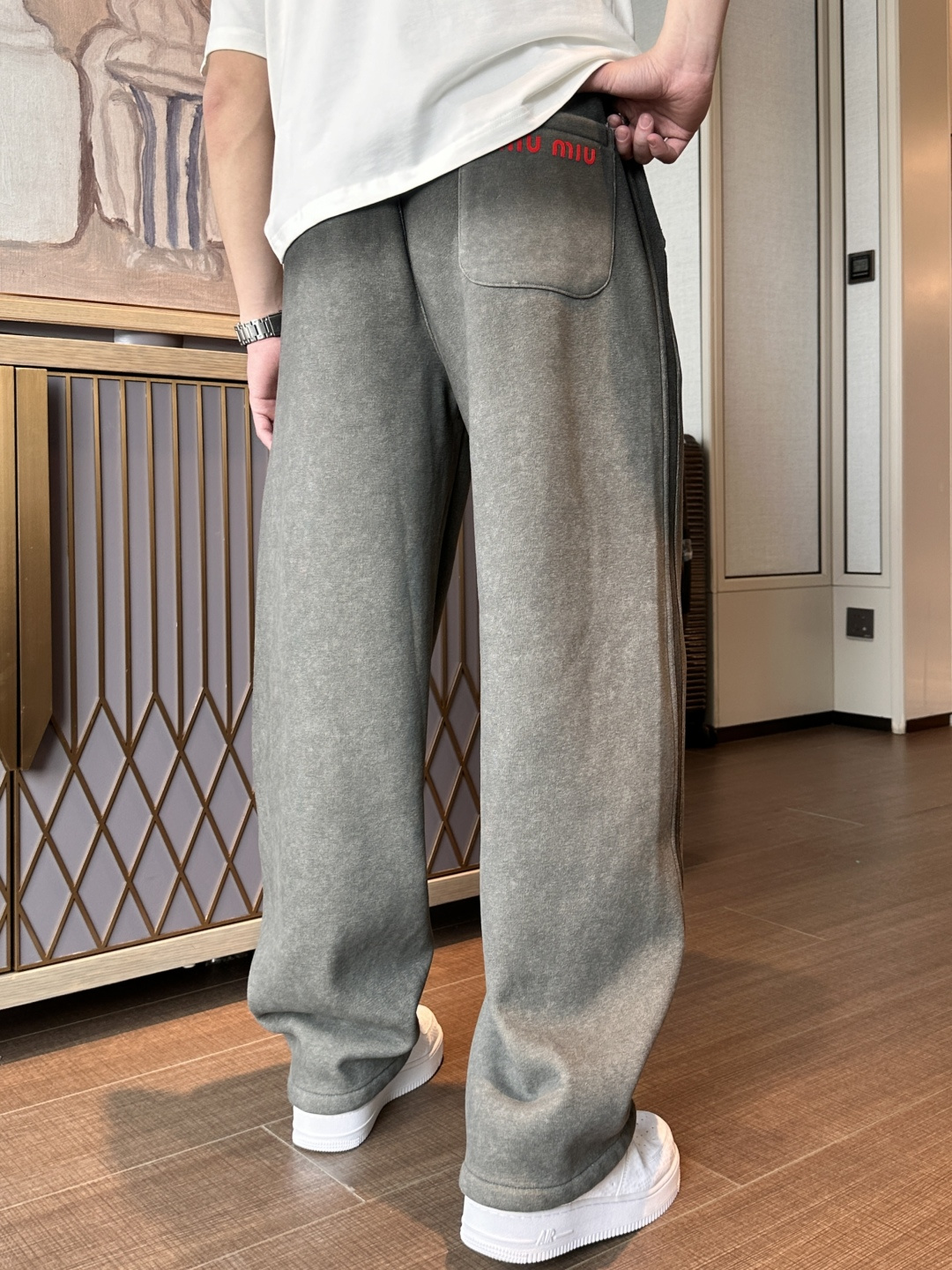 miumiu 2025秋冬最新系列男士加厚休闲裤！内里加绒，非常保暖，北方的宝子们赶紧备上！采用客供弹力