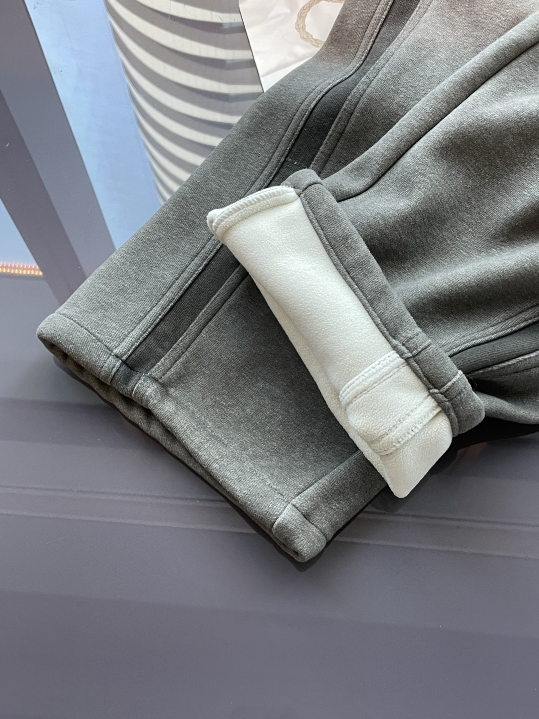 miumiu 2025秋冬最新系列男士加厚休闲裤！内里加绒，非常保暖，北方的宝子们赶紧备上！采用客供弹力