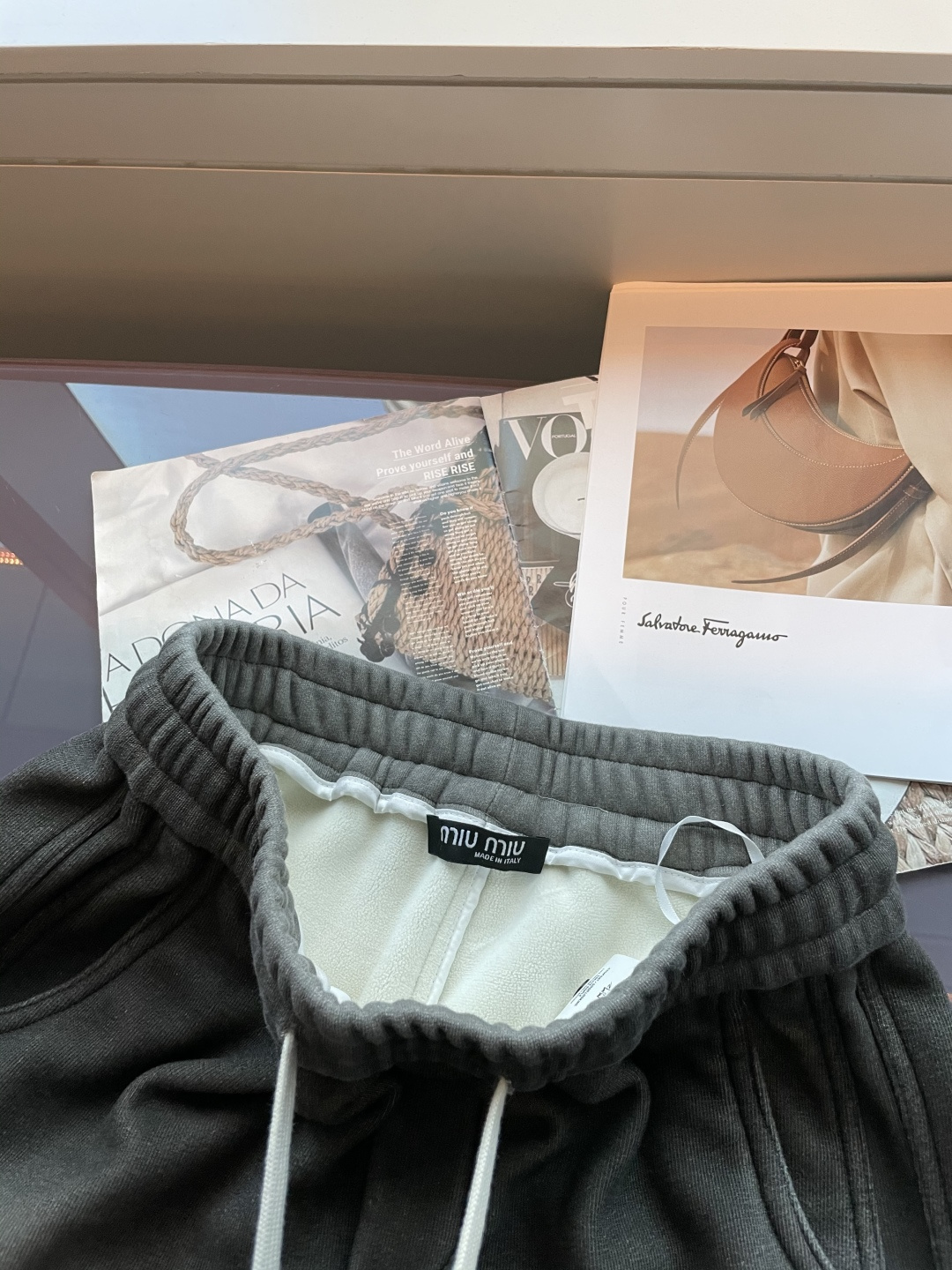 miumiu 2025秋冬最新系列男士加厚休闲裤！内里加绒，非常保暖，北方的宝子们赶紧备上！采用客供弹力