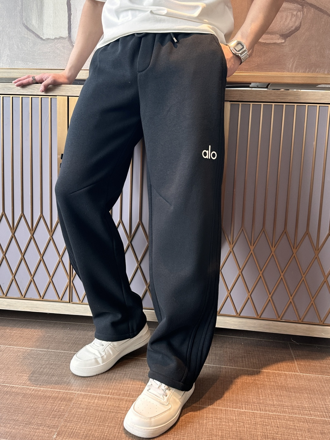 NO:683938,alo 2025 autumn and winter latest series of men's thickened casual pants!  It's lined with velvet and is very warm, so those in the north should quickly prepare it!  Made of customer-supplied elastic soft cotton material, soft and delicate, and feels great!  The brand style is clear at a glance!  Minimalist design, no extra exaggerated elements to declare victory, fine details, original custom-made hardware accessories, just the right thickness, easy to control in all weathers, classic color upper body, very energetic, multiple styles of wear, casual business, daily life, fashion trends can be controlled!  The overall style and fashion sense are extremely outstanding, bringing extraordinary clothing taste!  Size M-XXXL,,19860909alo 2025秋冬最新系列男士加厚休闲裤！ 内里加绒,非常保暖,北方的宝子们赶紧备上！ 采用客供弹力柔棉材质,柔软细腻,手感绝佳！品牌格调一览无余！极简主义设计,没有多余浮夸的元素来宣兵夺主,细节做工精细,五金配件原版定制,厚薄程度也是恰到好处,轻松驾驭各种天气,经典颜色上身很显精气神,多种风格穿搭,休闲商务、日常生活、时尚潮流均可驾驭！整体不论是档次还是时尚感都是极为出色的,带来非凡的衣着品味！ 尺码M-XXXL,,,Men's clothing