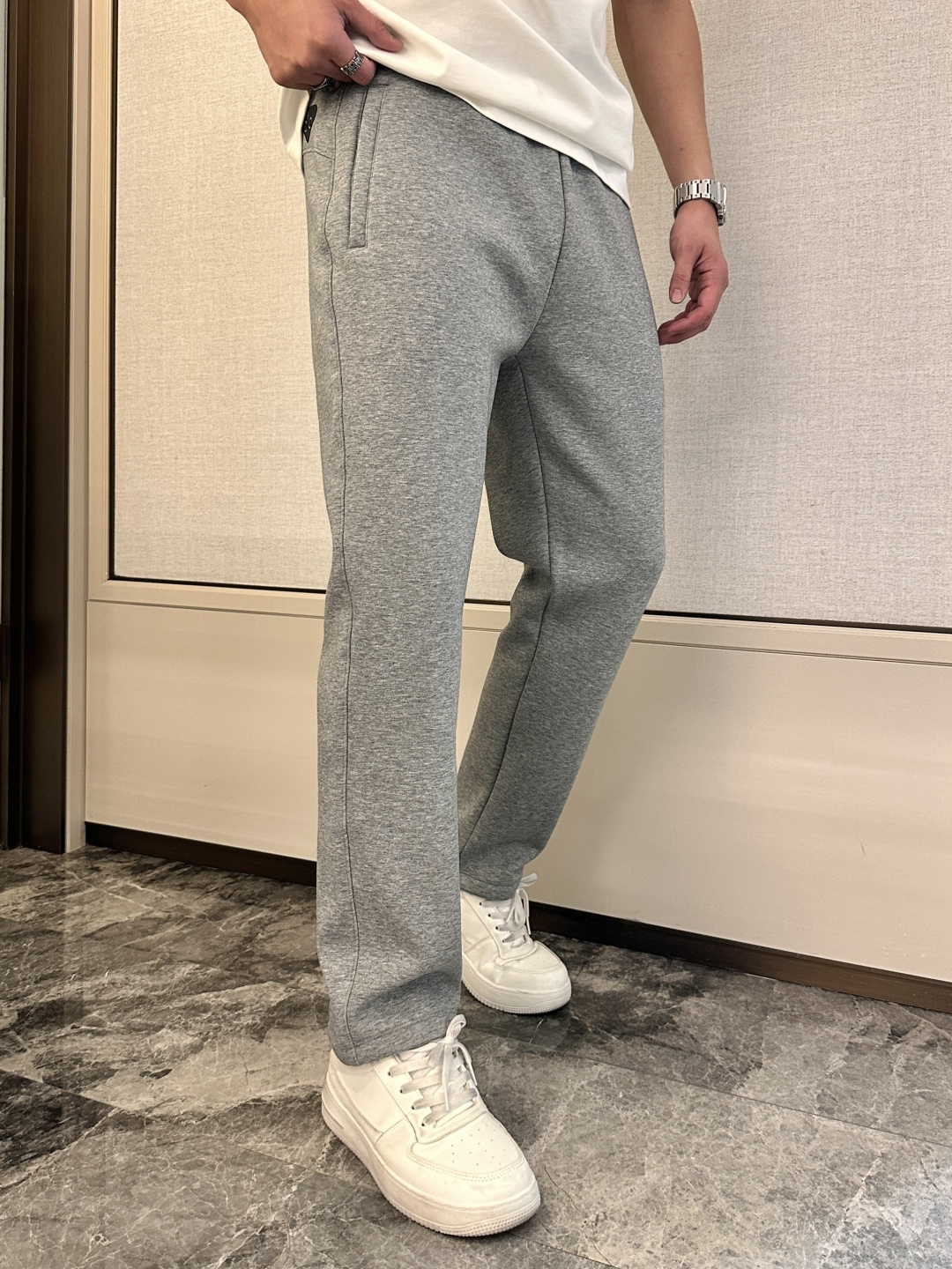 alo 2025秋冬最新休闲裤 内里加绒，非常保暖！版型超赞，能很好的修复各种腿型，非常个性！柔软排汗，