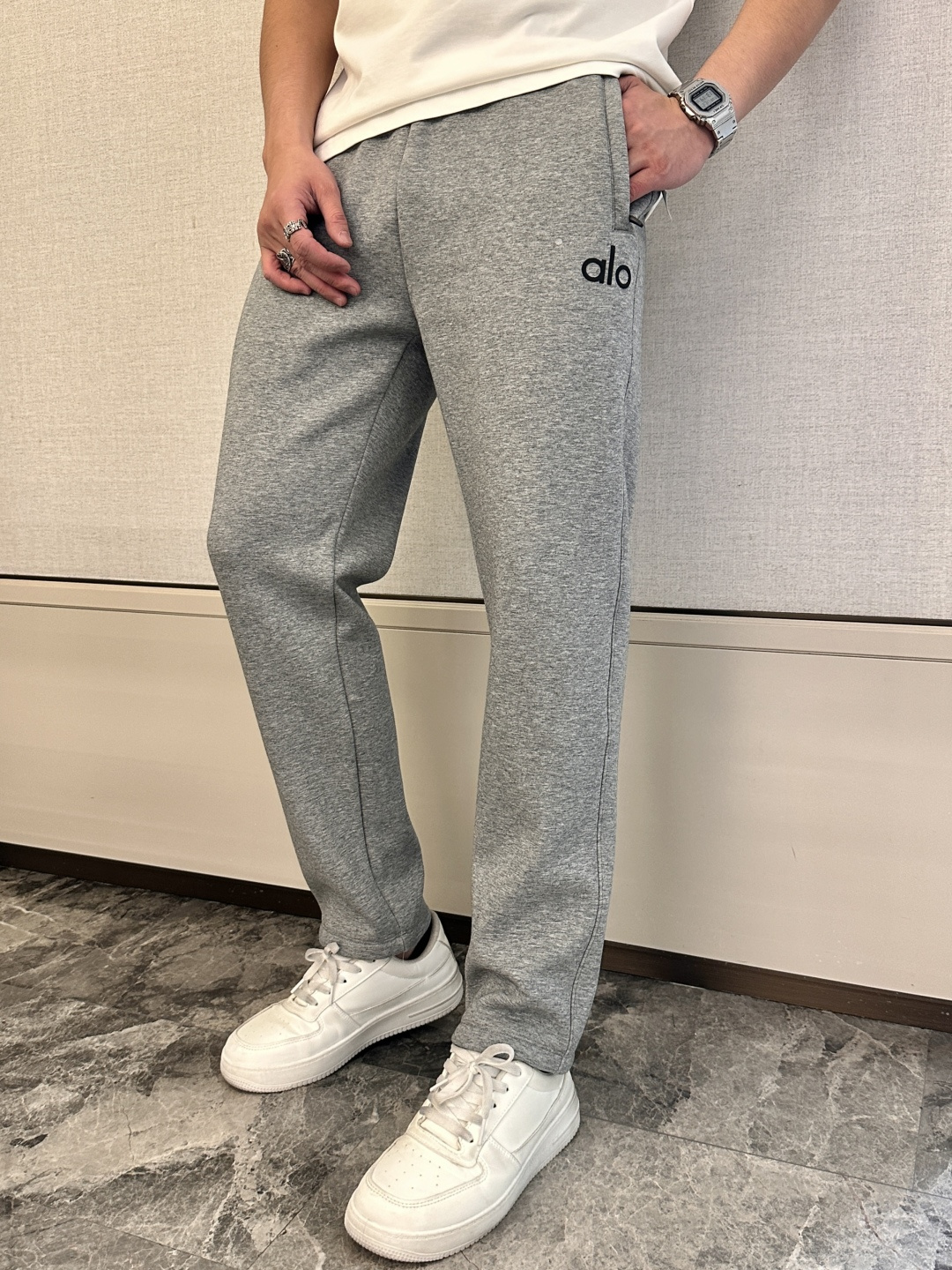 alo 2025秋冬最新休闲裤 内里加绒，非常保暖！版型超赞，能很好的修复各种腿型，非常个性！柔软排汗，