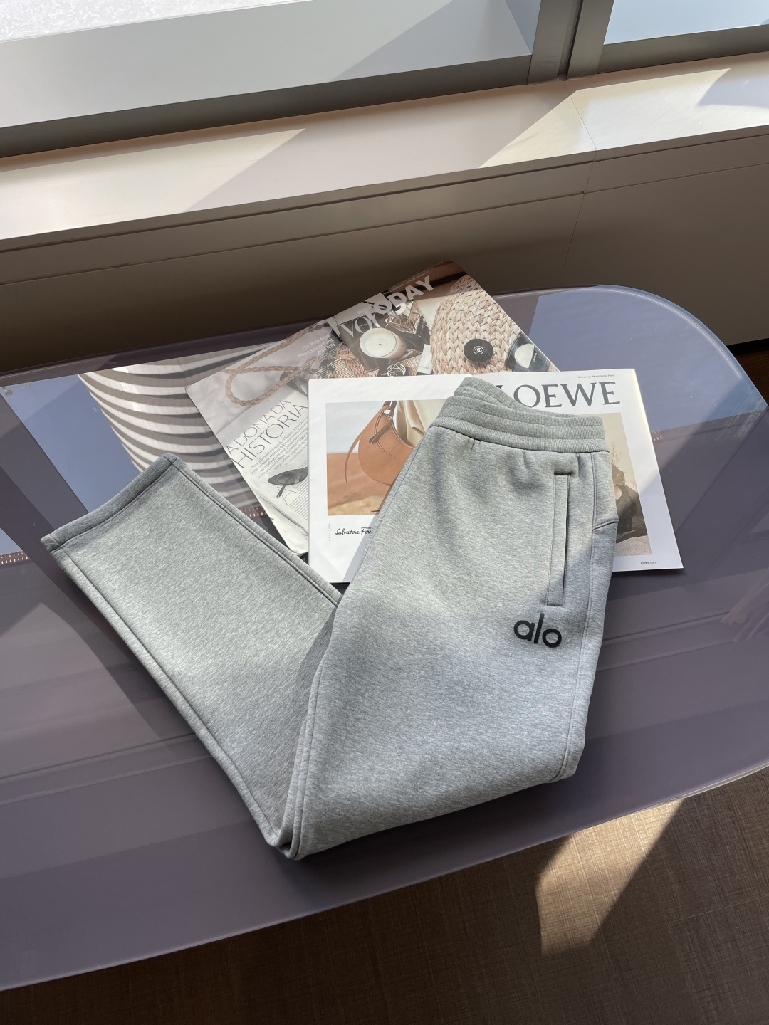 alo 2025秋冬最新休闲裤 内里加绒，非常保暖！版型超赞，能很好的修复各种腿型，非常个性！柔软排汗，