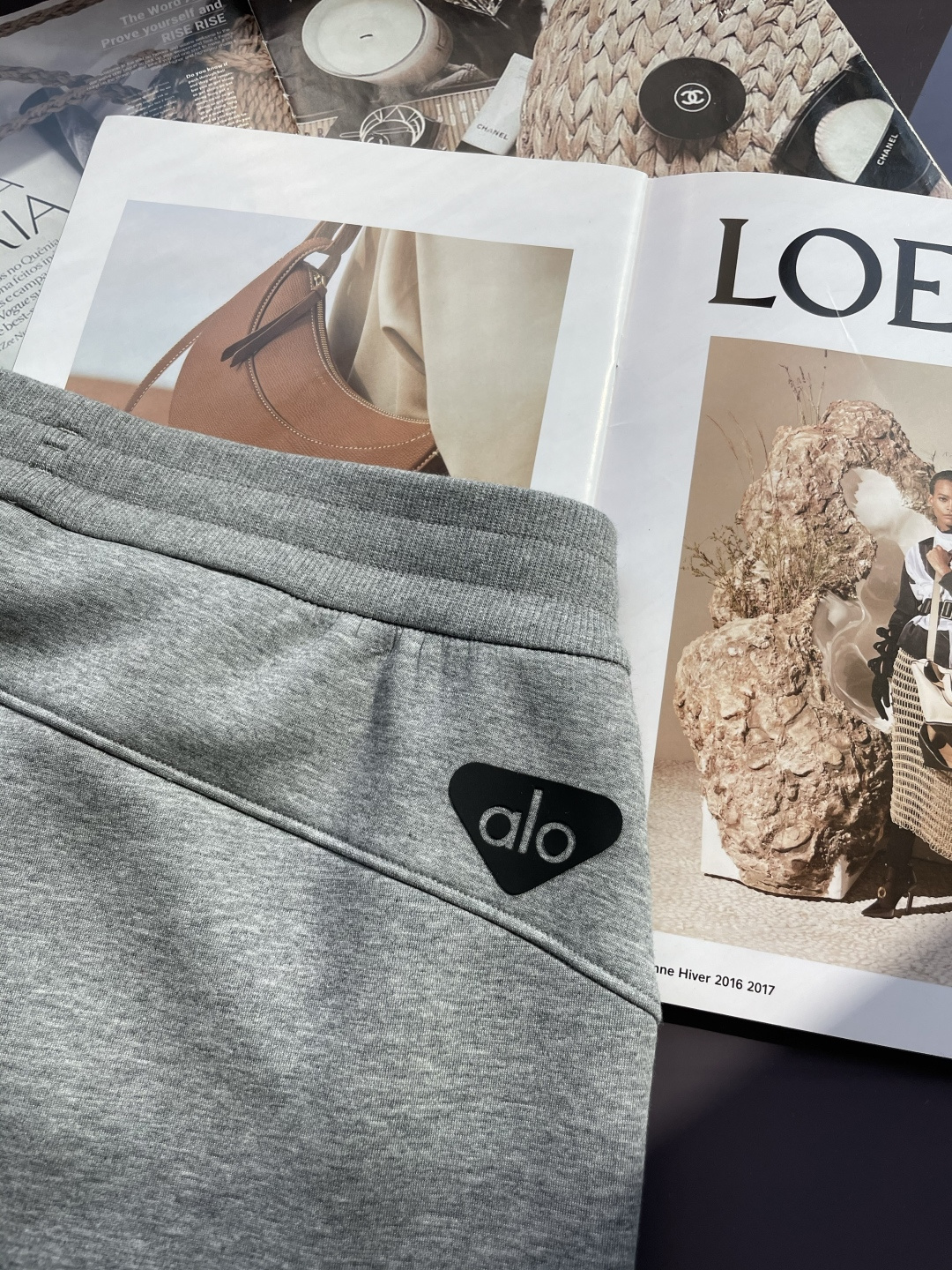 alo 2025秋冬最新休闲裤 内里加绒，非常保暖！版型超赞，能很好的修复各种腿型，非常个性！柔软排汗，