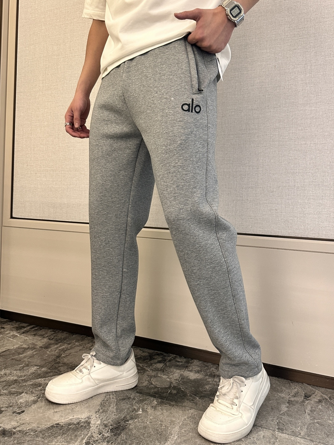 alo 2025秋冬最新休闲裤 内里加绒，非常保暖！版型超赞，能很好的修复各种腿型，非常个性！柔软排汗，