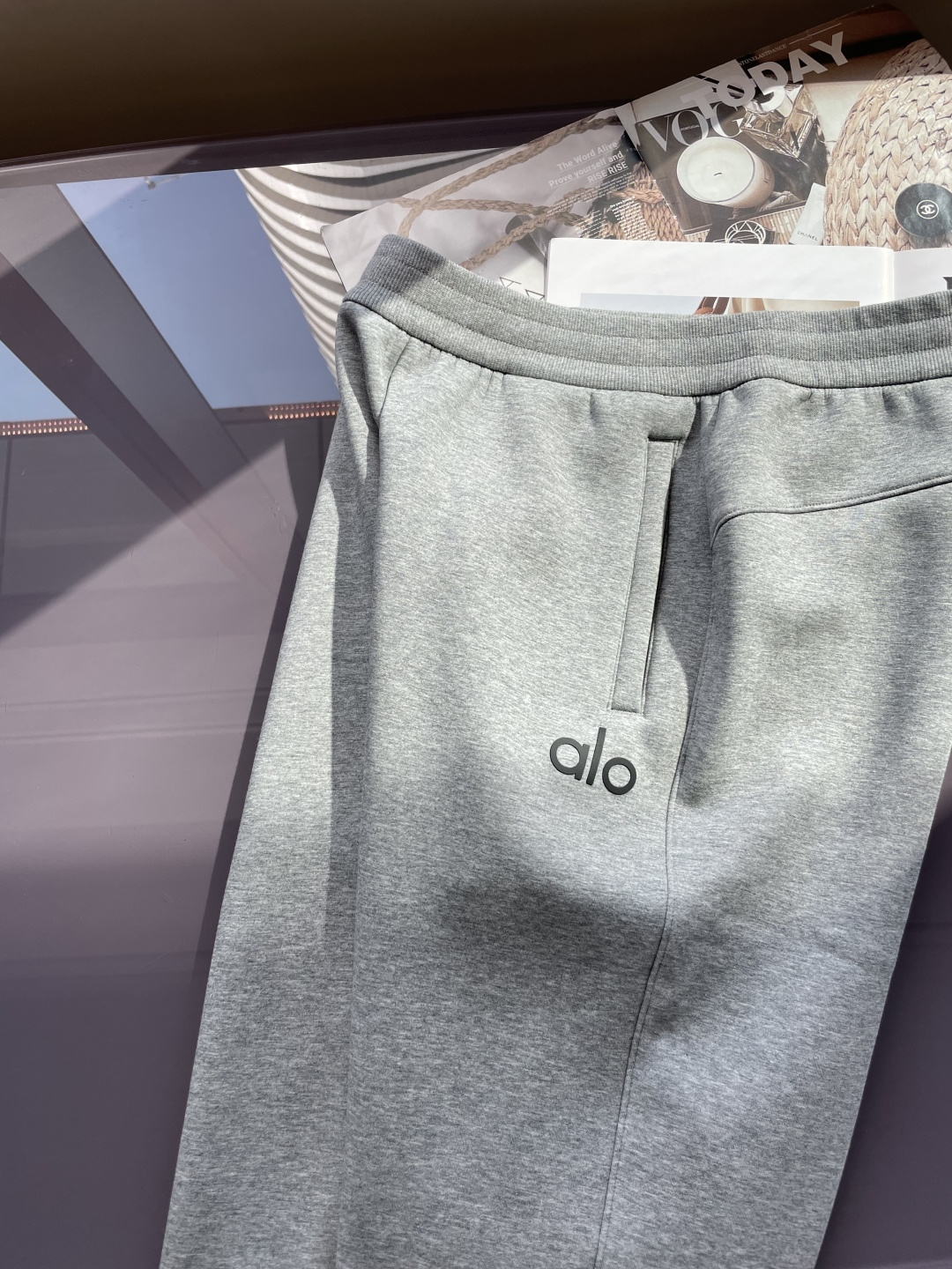 alo 2025秋冬最新休闲裤 内里加绒，非常保暖！版型超赞，能很好的修复各种腿型，非常个性！柔软排汗，