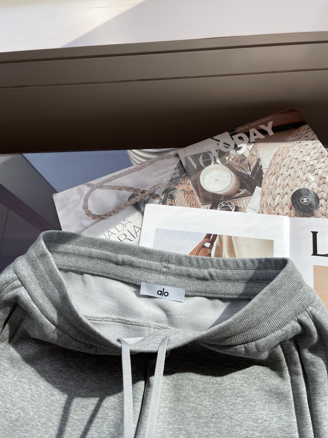 alo 2025秋冬最新休闲裤 内里加绒，非常保暖！版型超赞，能很好的修复各种腿型，非常个性！柔软排汗，