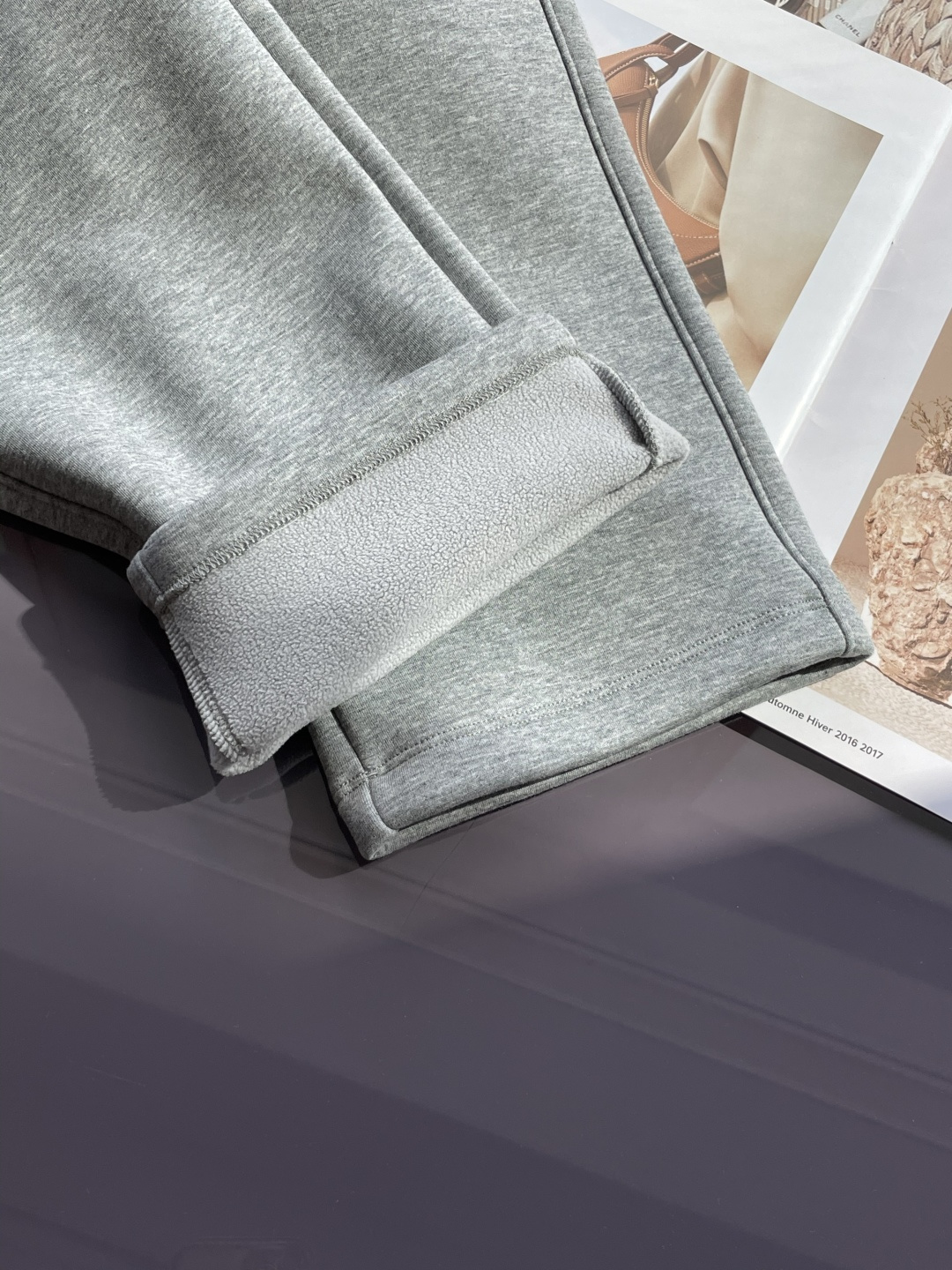 alo 2025秋冬最新休闲裤 内里加绒，非常保暖！版型超赞，能很好的修复各种腿型，非常个性！柔软排汗，